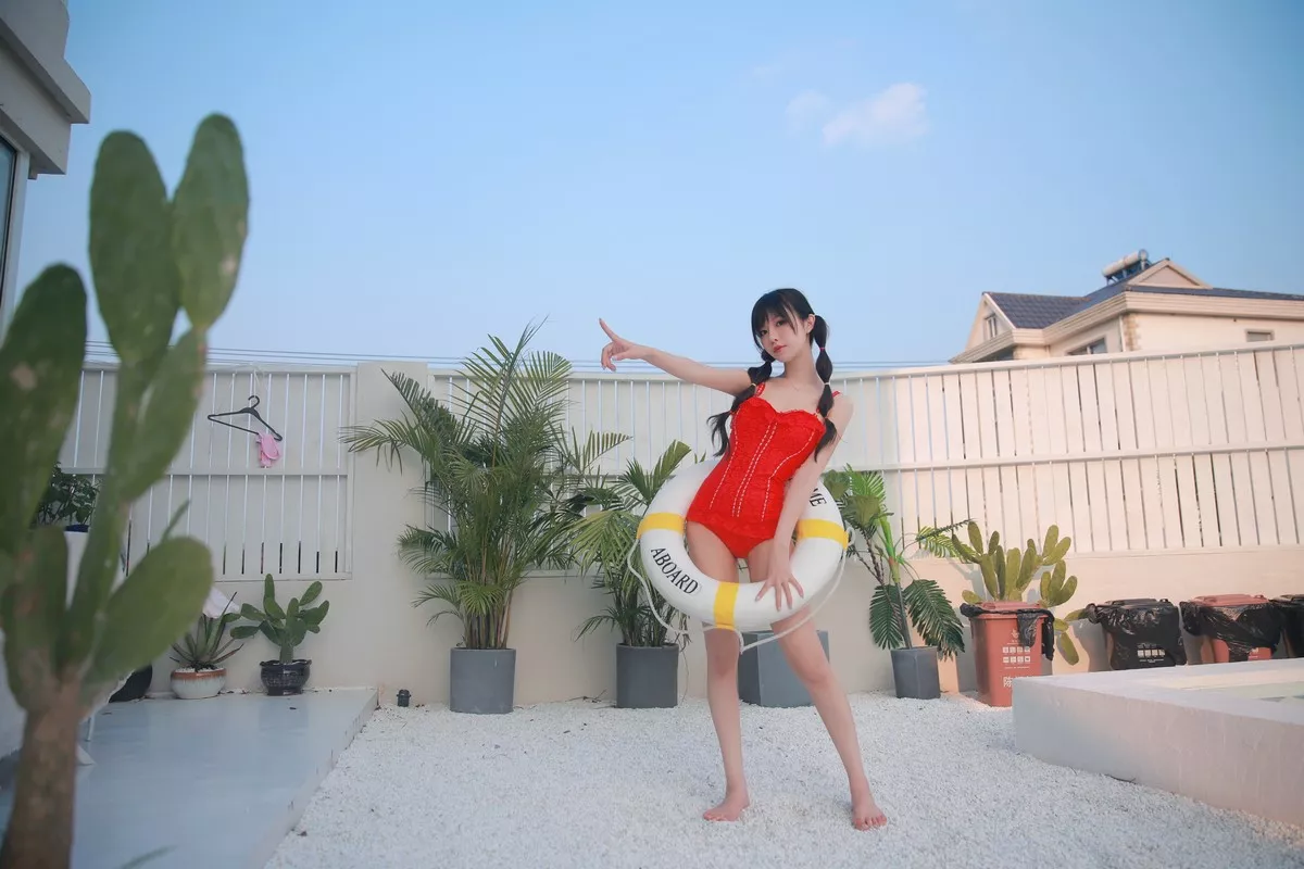 网络美女Shika小鹿鹿泳装主题户外泳池性感红色比基尼秀苗条身材靓丽迷人写真63P