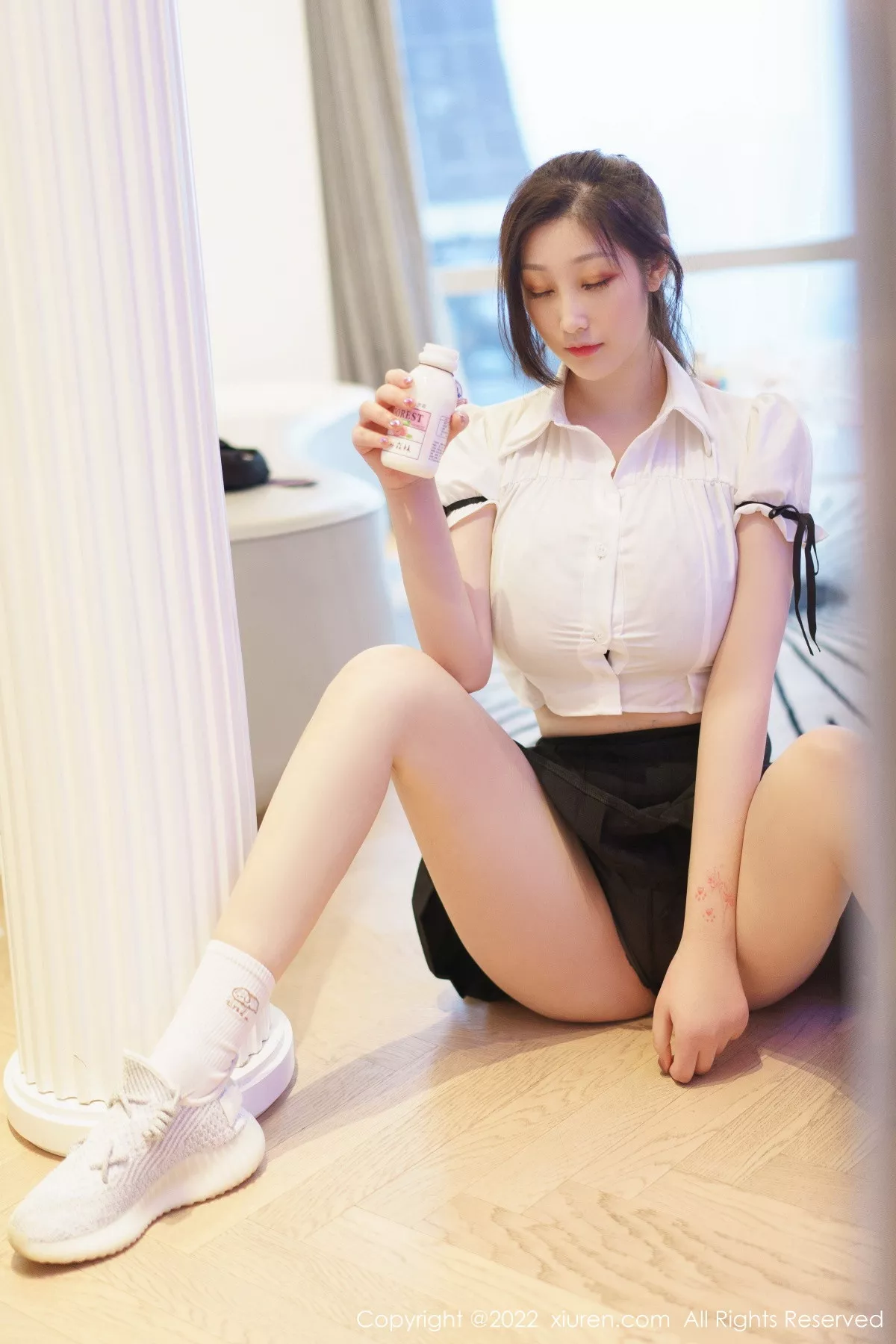 XiuRen第5807期_女神妲己_Toxic十月心愿旅拍性感学妹制服露黑色内衣诱惑写真69P