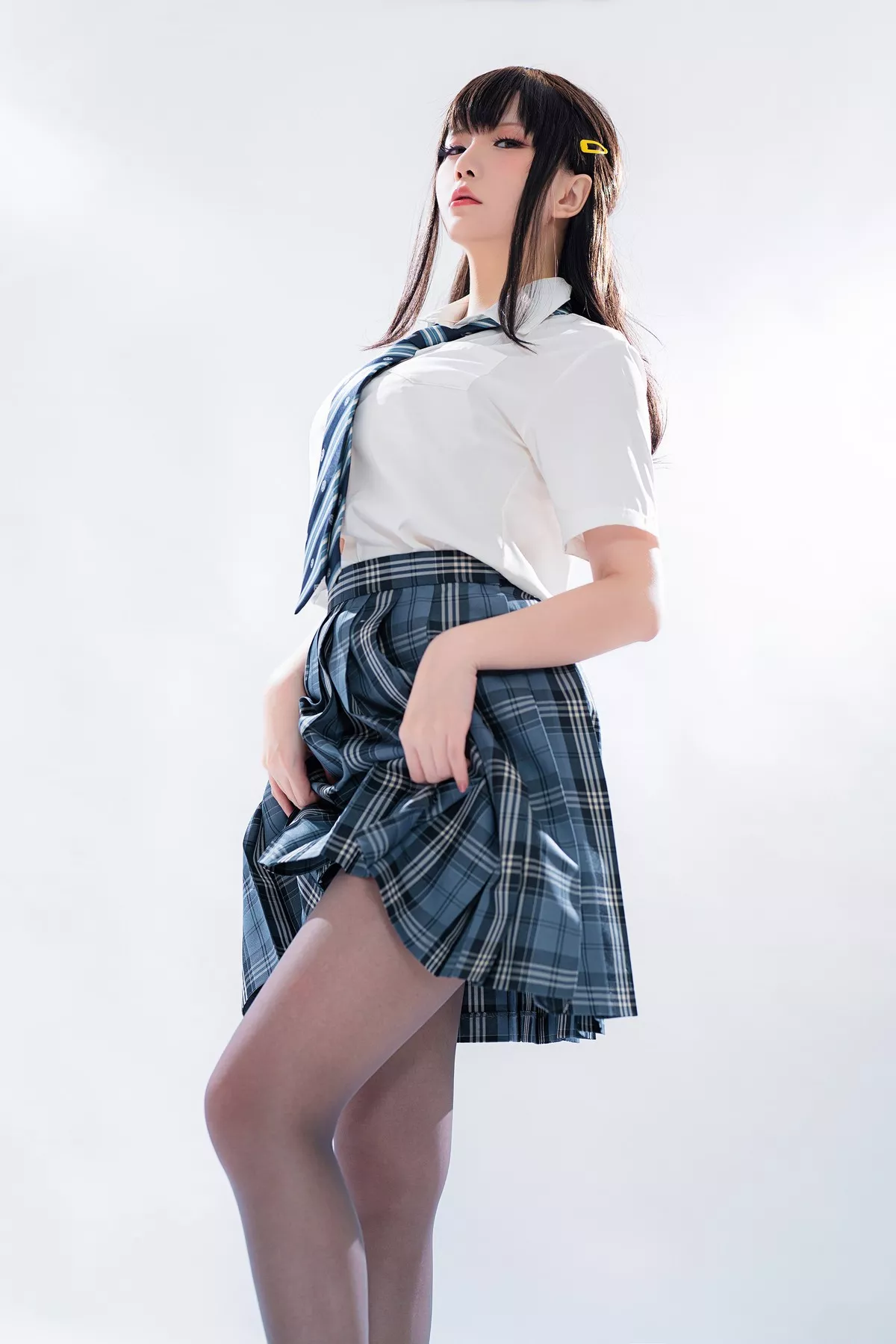 Coser小姐姐星之迟迟滴水JK主题私房脱JK短裙露超薄黑丝秀翘臀美腿诱惑写真100P
