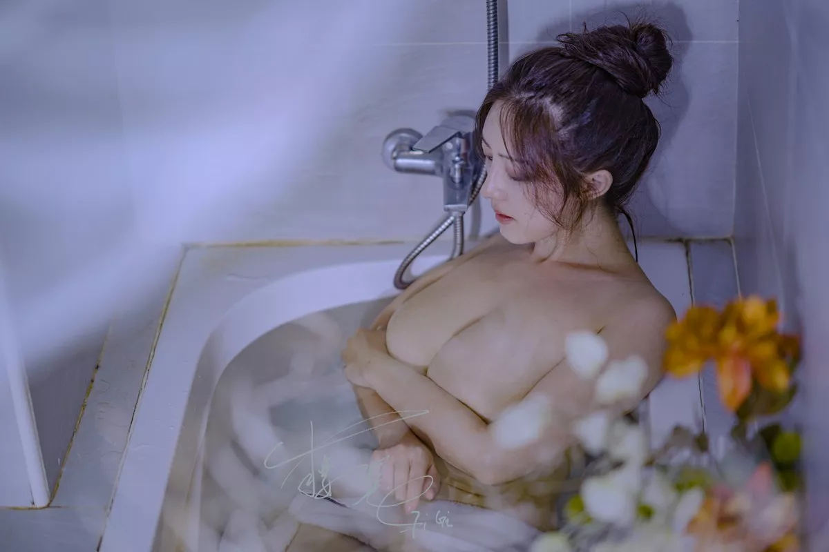 网络红人樱晚GiGi清衣.池主题私房浴室大尺度全果露傲人豪乳极致诱惑写真25P