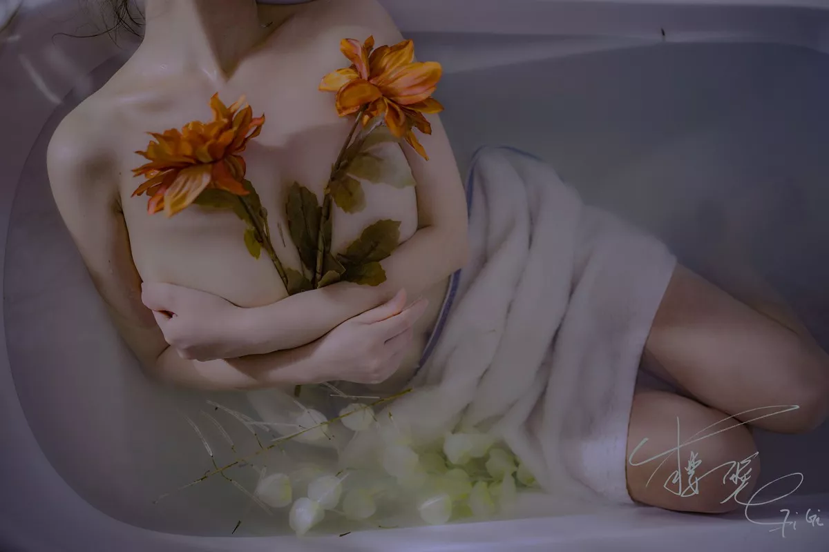 网络红人樱晚GiGi清衣.池主题私房浴室大尺度全果露傲人豪乳极致诱惑写真25P