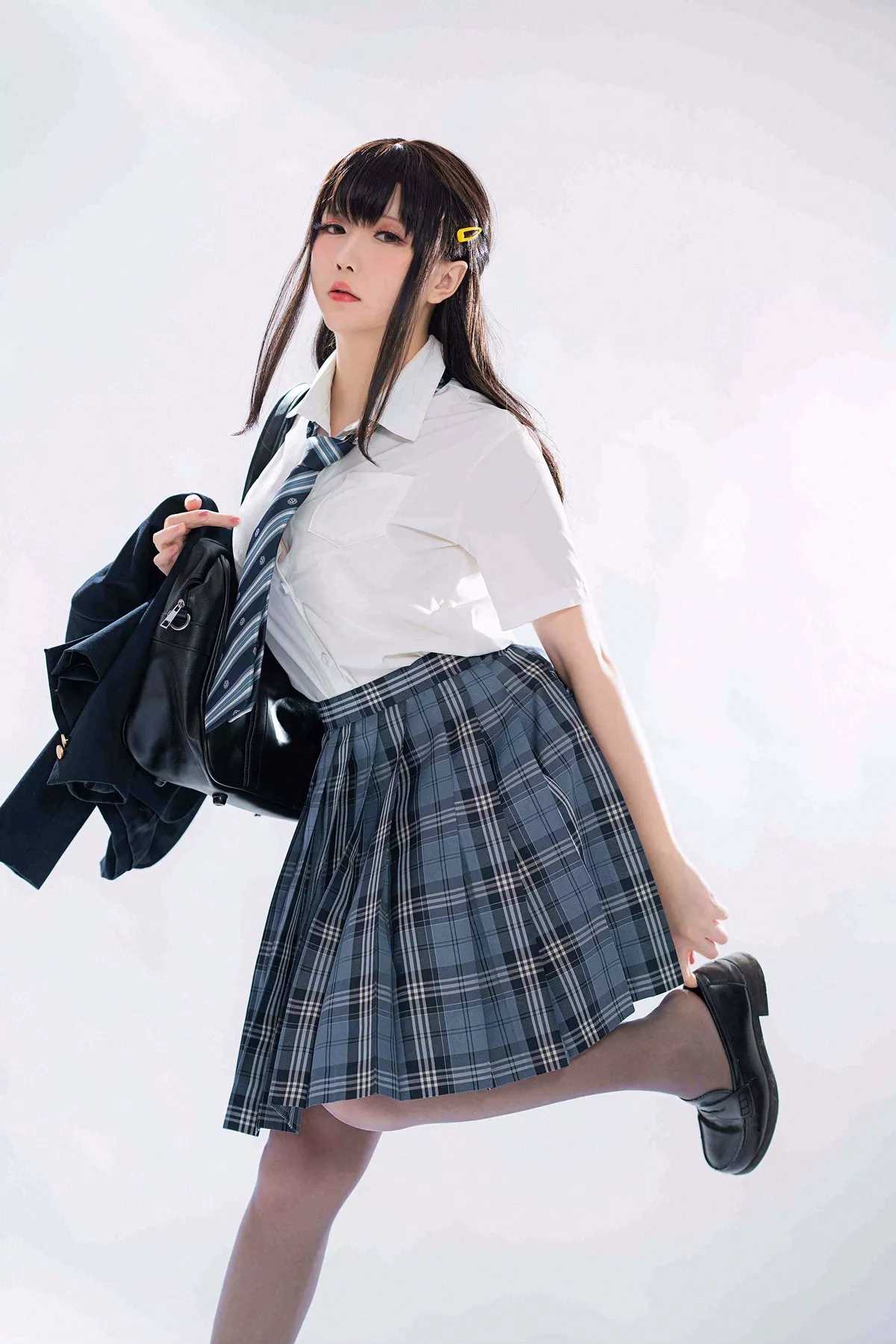 Coser小姐姐星之迟迟滴水JK主题私房脱JK短裙露超薄黑丝秀翘臀美腿诱惑写真100P