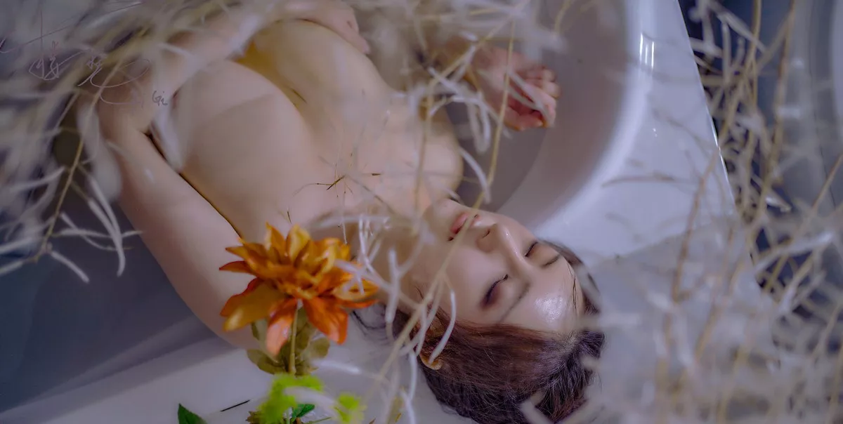 网络红人樱晚GiGi清衣.池主题私房浴室大尺度全果露傲人豪乳极致诱惑写真25P