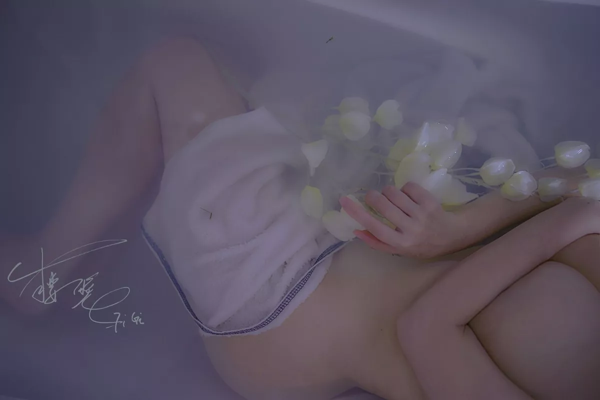 网络红人樱晚GiGi清衣.池主题私房浴室大尺度全果露傲人豪乳极致诱惑写真25P