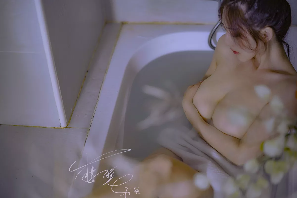 网络红人樱晚GiGi清衣.池主题私房浴室大尺度全果露傲人豪乳极致诱惑写真25P