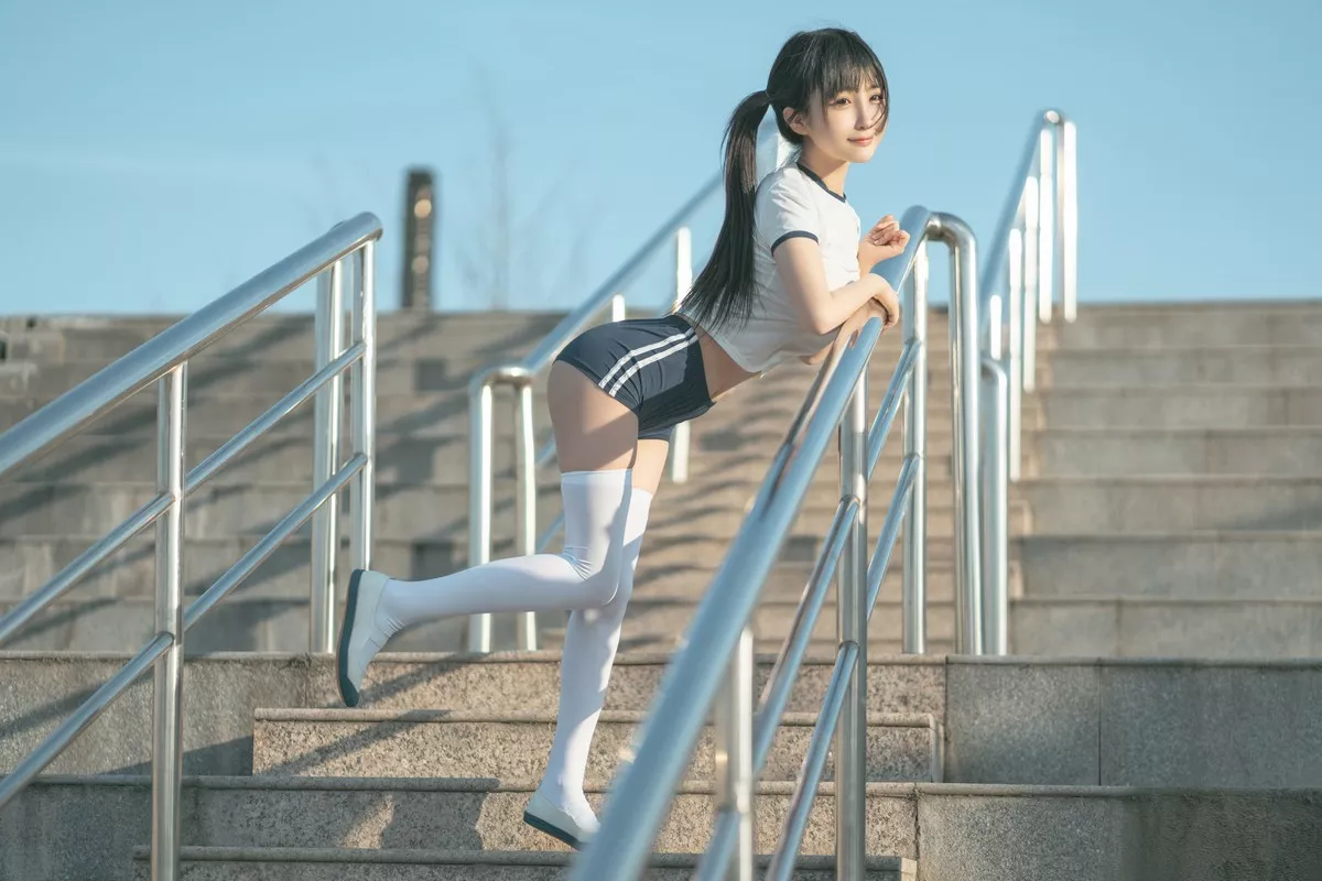 网络美女桜井宁宁体操服主题户外性感运动装配白丝袜秀翘臀美腿撩人诱惑写真75P