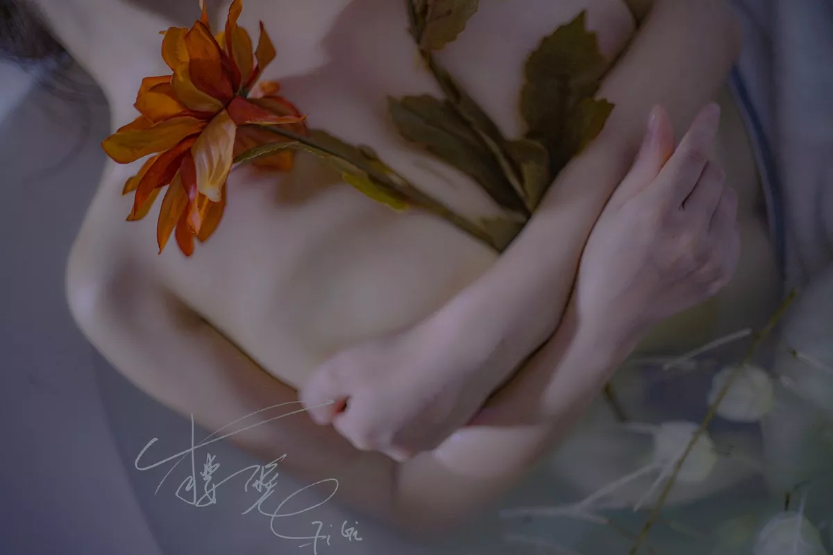 网络红人樱晚GiGi清衣.池主题私房浴室大尺度全果露傲人豪乳极致诱惑写真25P