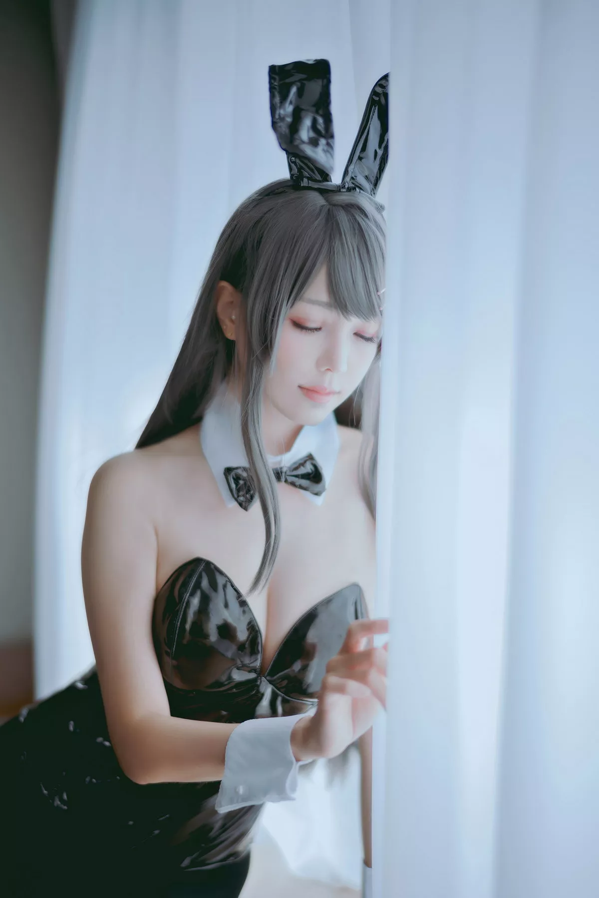Coser妹子Ely_eee麻衣学姊主题性感兔女郎装扮超薄黑丝秀翘臀美腿诱惑写真50P