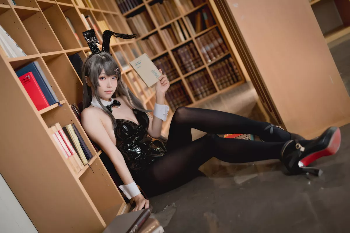 Coser妹子Ely_eee麻衣学姊主题性感兔女郎装扮超薄黑丝秀翘臀美腿诱惑写真50P