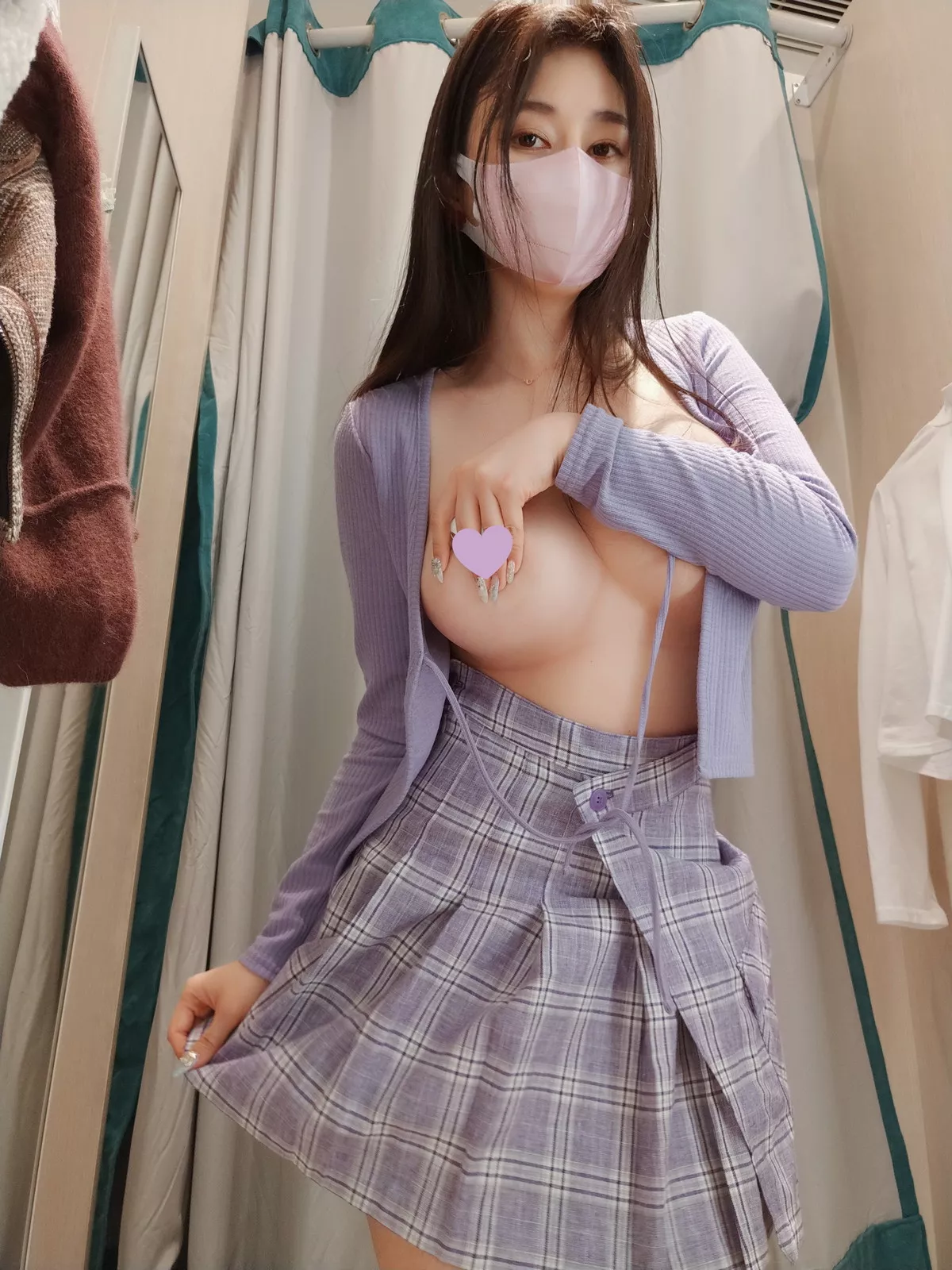 Coser小姐姐白银在更衣室主题性感针织上衣配JK短裙半脱秀豪乳翘臀诱惑写真45P
