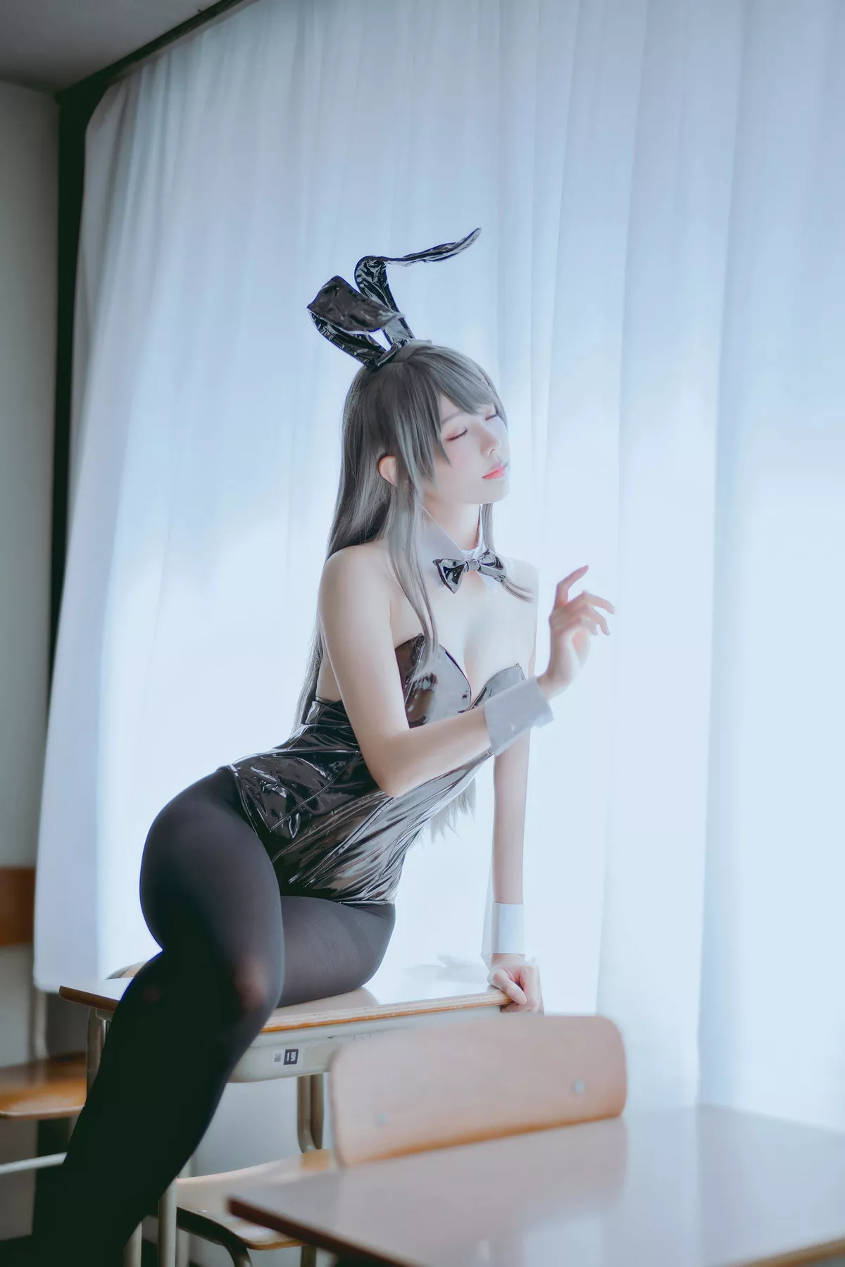 Coser妹子Ely_eee麻衣学姊主题性感兔女郎装扮超薄黑丝秀翘臀美腿诱惑写真50P