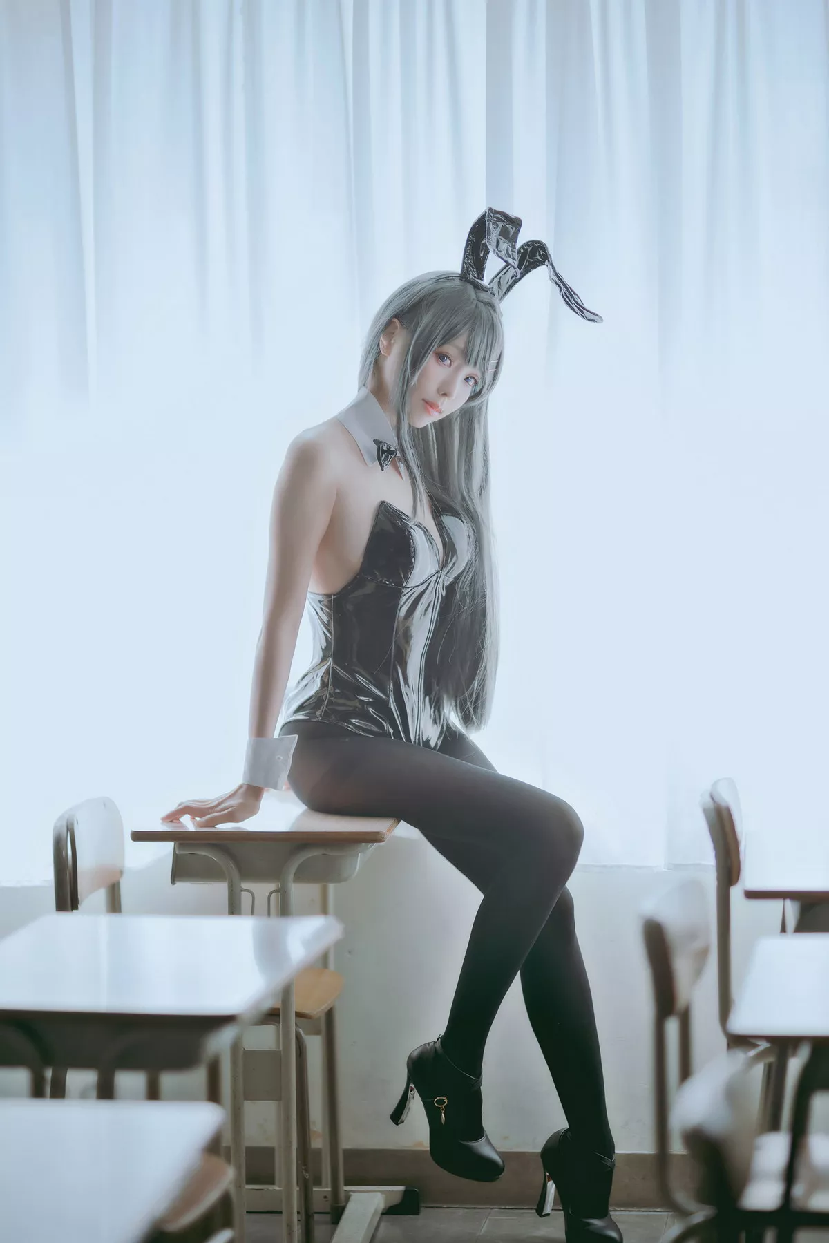 Coser妹子Ely_eee麻衣学姊主题性感兔女郎装扮超薄黑丝秀翘臀美腿诱惑写真50P