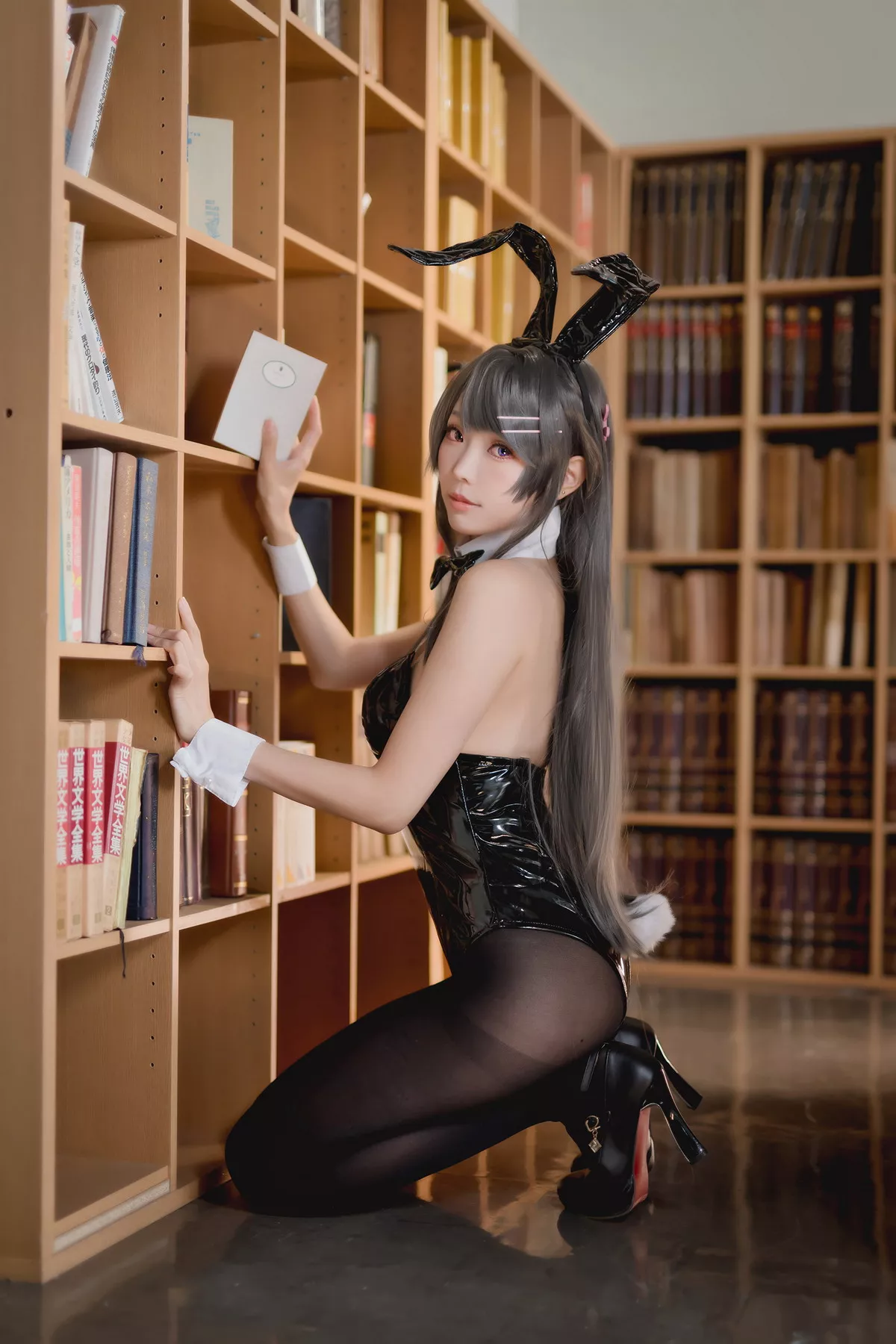Coser妹子Ely_eee麻衣学姊主题性感兔女郎装扮超薄黑丝秀翘臀美腿诱惑写真50P