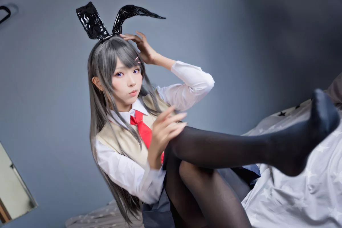 Coser妹子Ely_eee麻衣学姊主题性感兔女郎装扮超薄黑丝秀翘臀美腿诱惑写真50P
