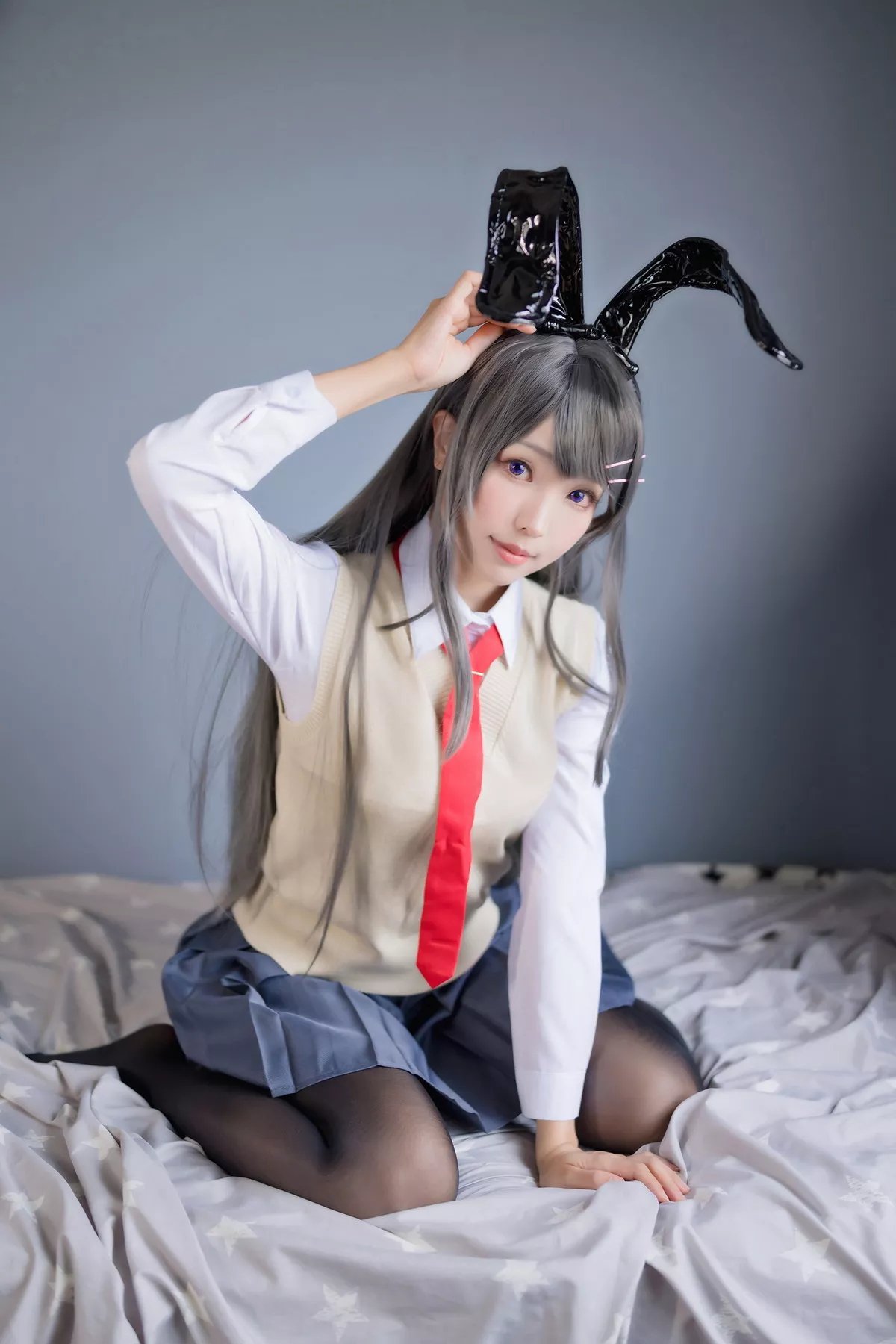 Coser妹子Ely_eee麻衣学姊主题性感兔女郎装扮超薄黑丝秀翘臀美腿诱惑写真50P