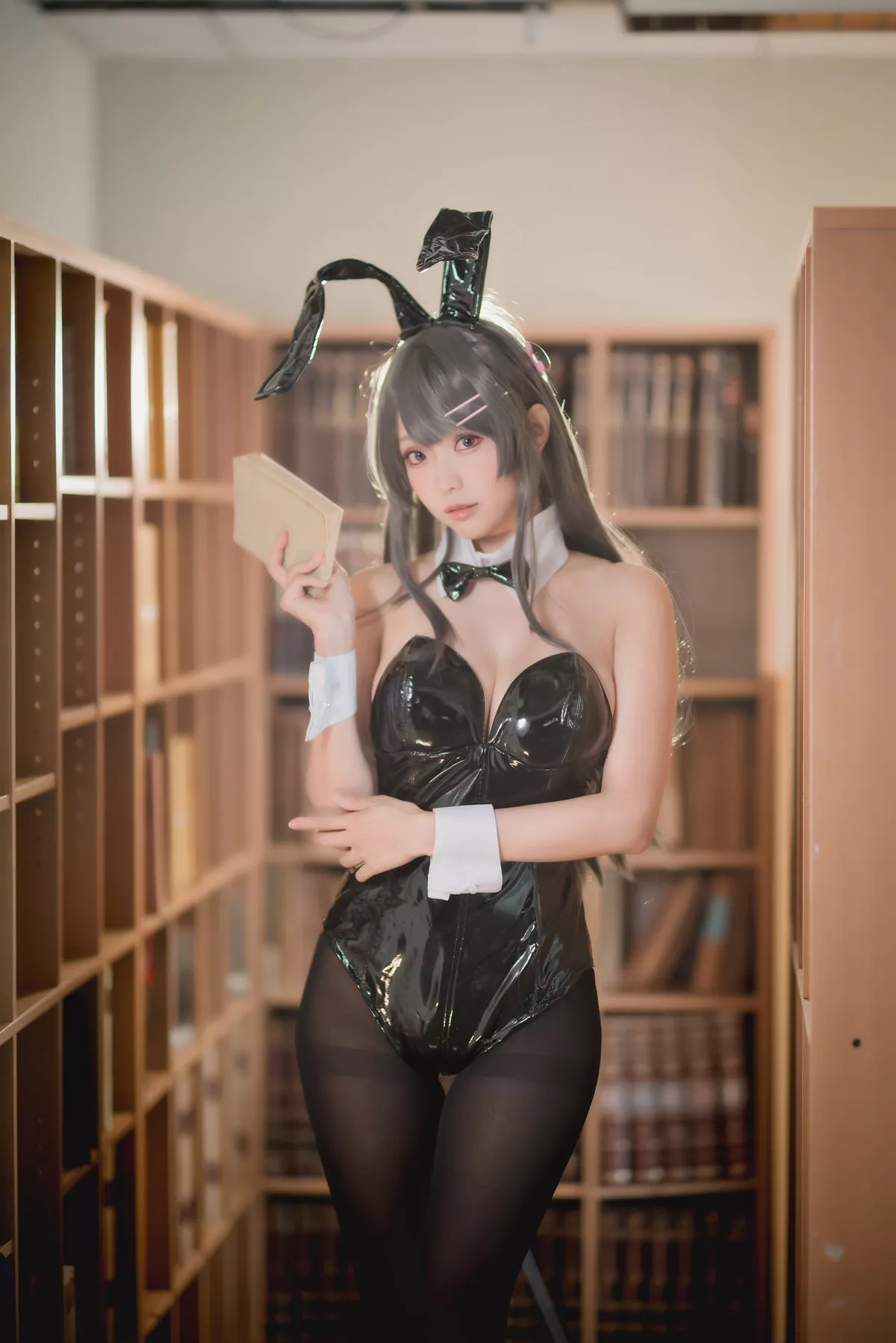 Coser妹子Ely_eee麻衣学姊主题性感兔女郎装扮超薄黑丝秀翘臀美腿诱惑写真50P