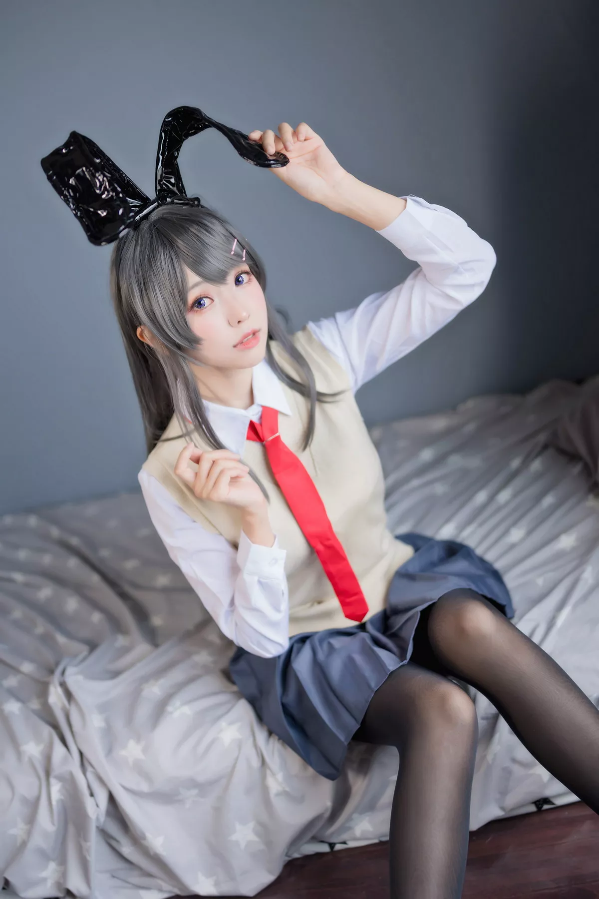 Coser妹子Ely_eee麻衣学姊主题性感兔女郎装扮超薄黑丝秀翘臀美腿诱惑写真50P