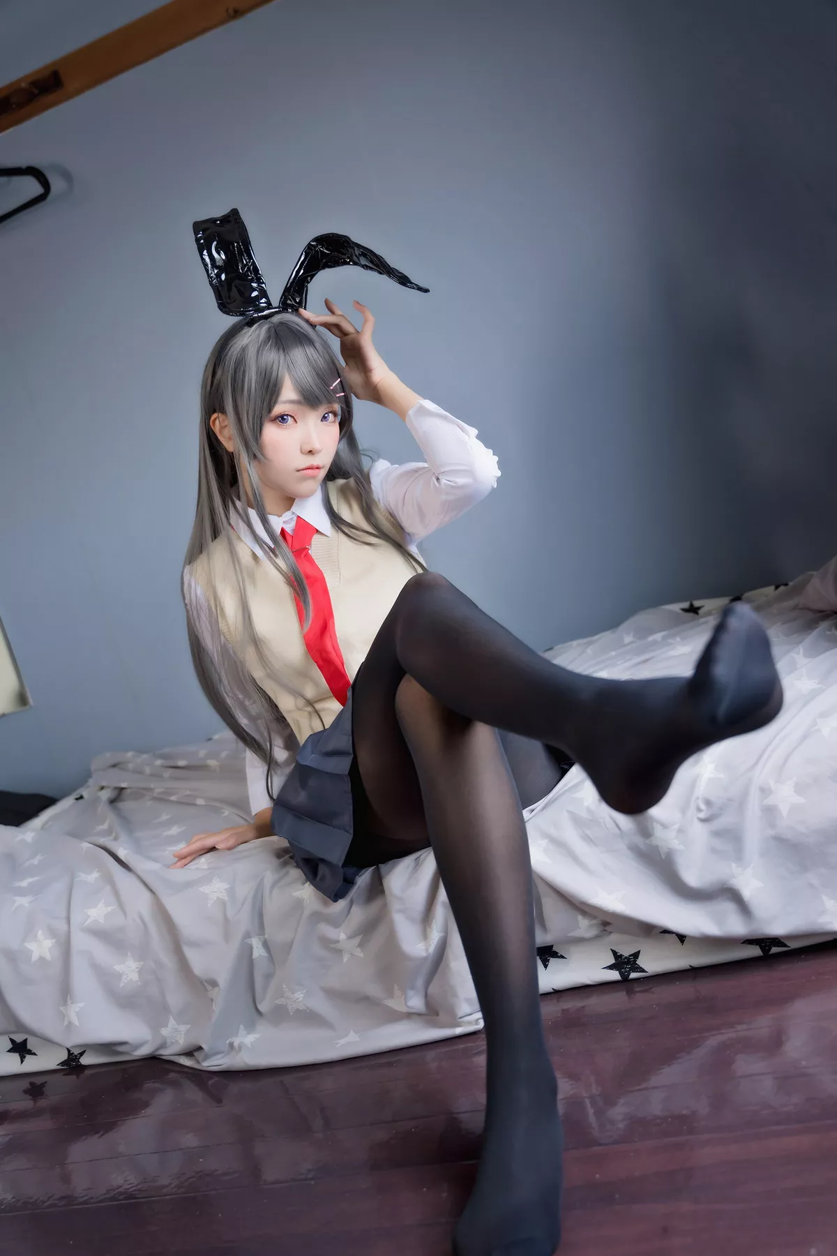Coser妹子Ely_eee麻衣学姊主题性感兔女郎装扮超薄黑丝秀翘臀美腿诱惑写真50P