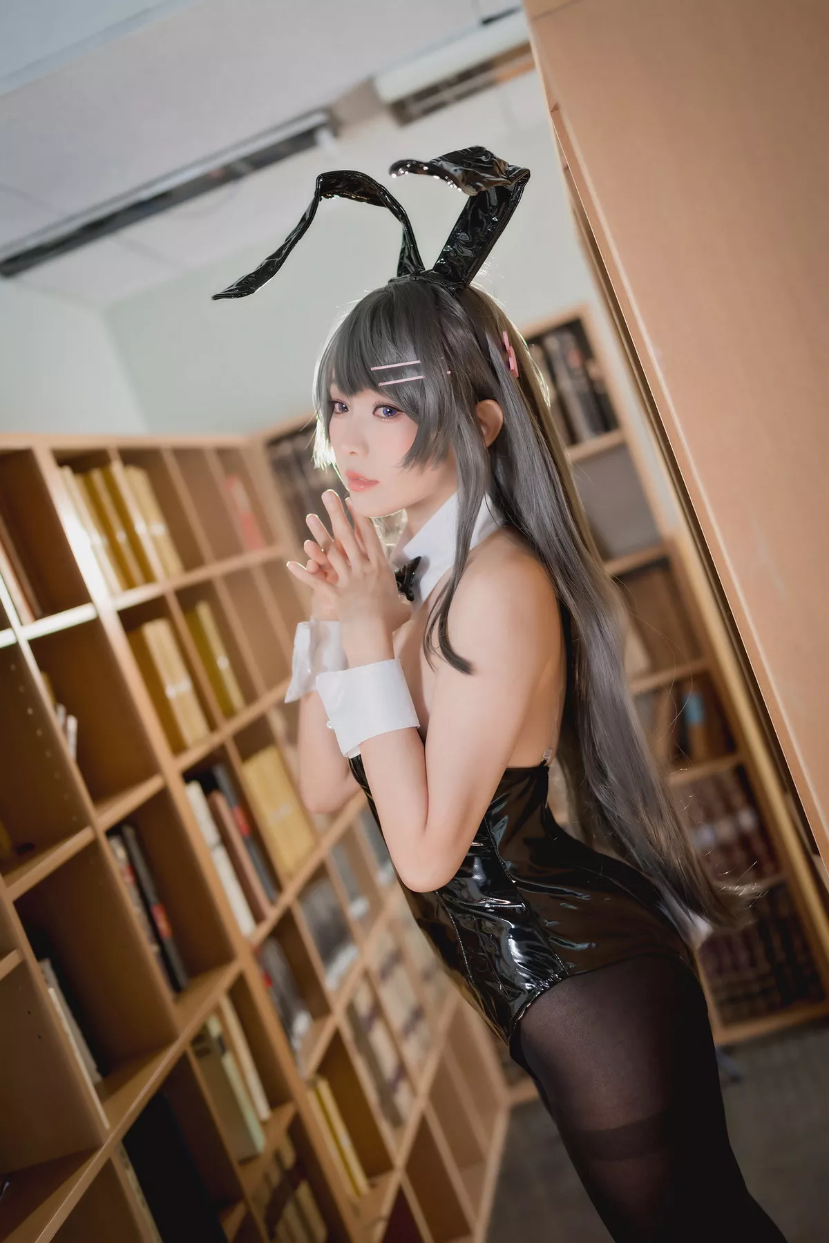 Coser妹子Ely_eee麻衣学姊主题性感兔女郎装扮超薄黑丝秀翘臀美腿诱惑写真50P