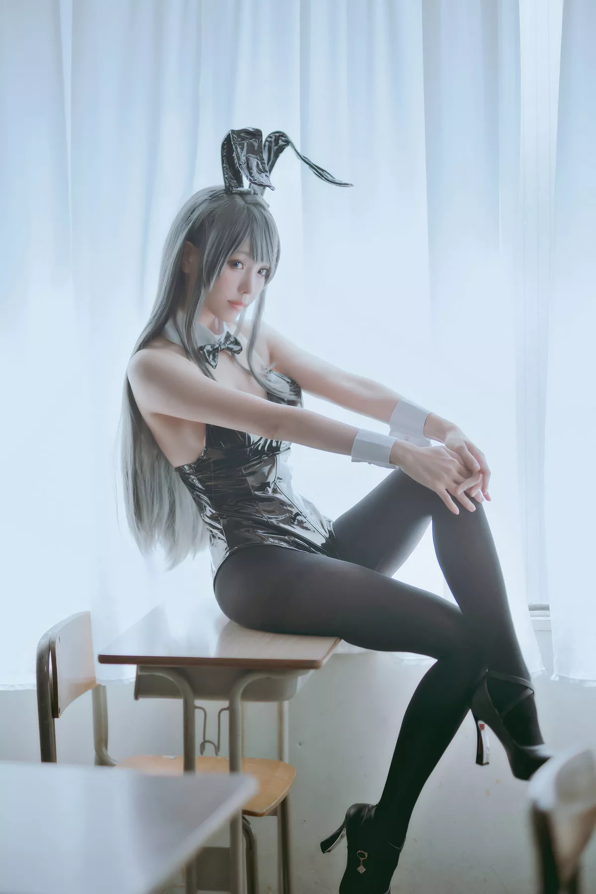 Coser妹子Ely_eee麻衣学姊主题性感兔女郎装扮超薄黑丝秀翘臀美腿诱惑写真50P