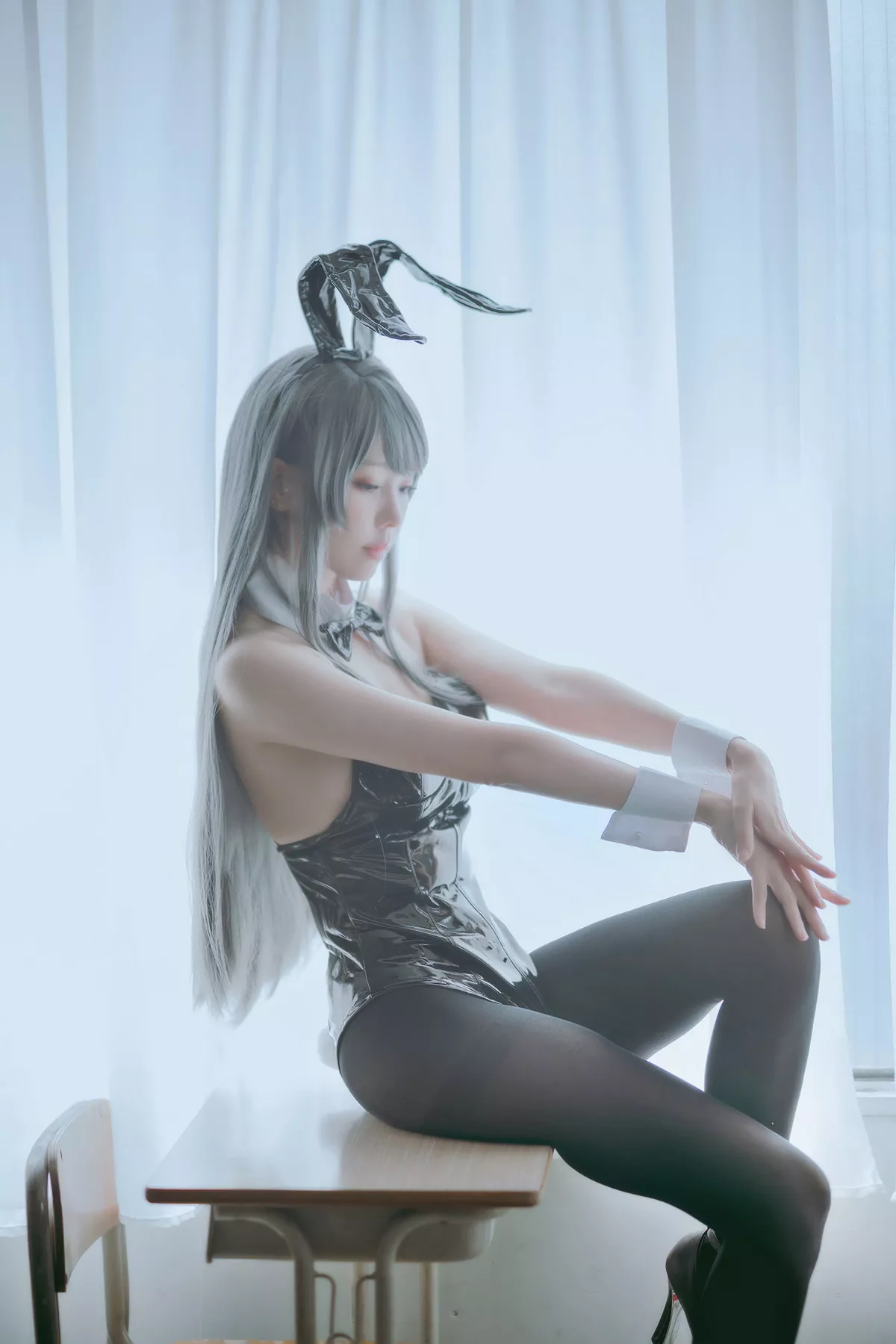 Coser妹子Ely_eee麻衣学姊主题性感兔女郎装扮超薄黑丝秀翘臀美腿诱惑写真50P