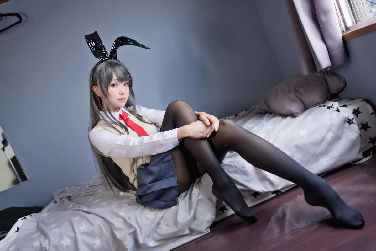 Coser妹子Ely_eee麻衣学姊主题性感兔女郎装扮超薄黑丝秀翘臀美腿诱惑写真50P