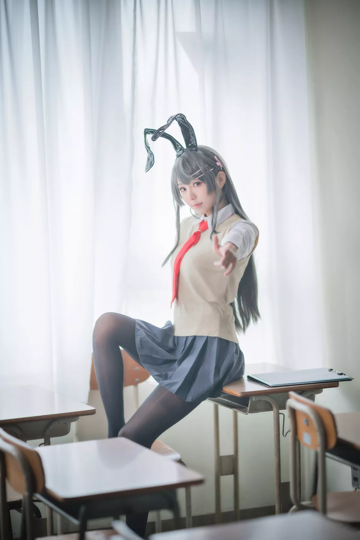 Coser妹子Ely_eee麻衣学姊主题性感兔女郎装扮超薄黑丝秀翘臀美腿诱惑写真50P