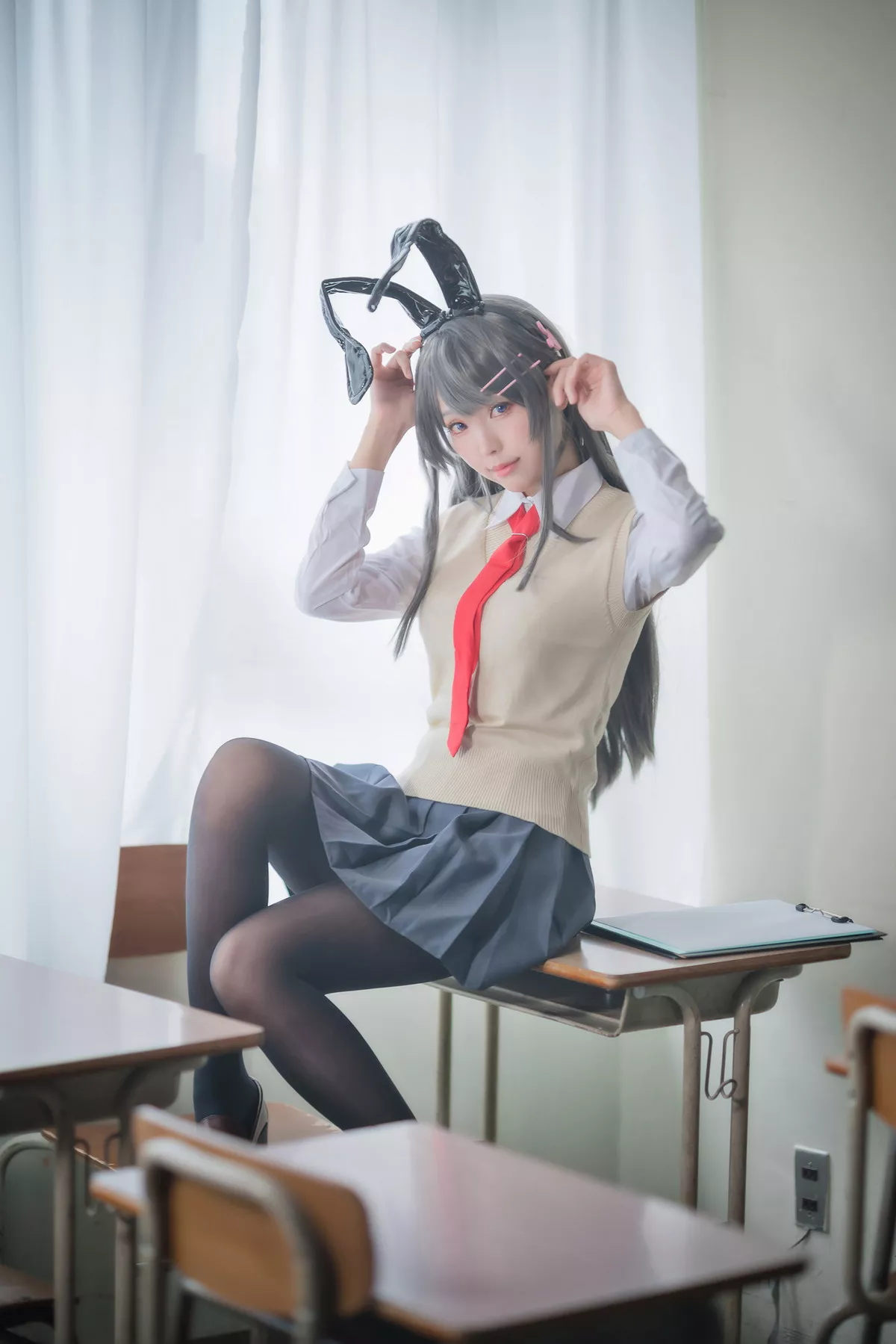 Coser妹子Ely_eee麻衣学姊主题性感兔女郎装扮超薄黑丝秀翘臀美腿诱惑写真50P