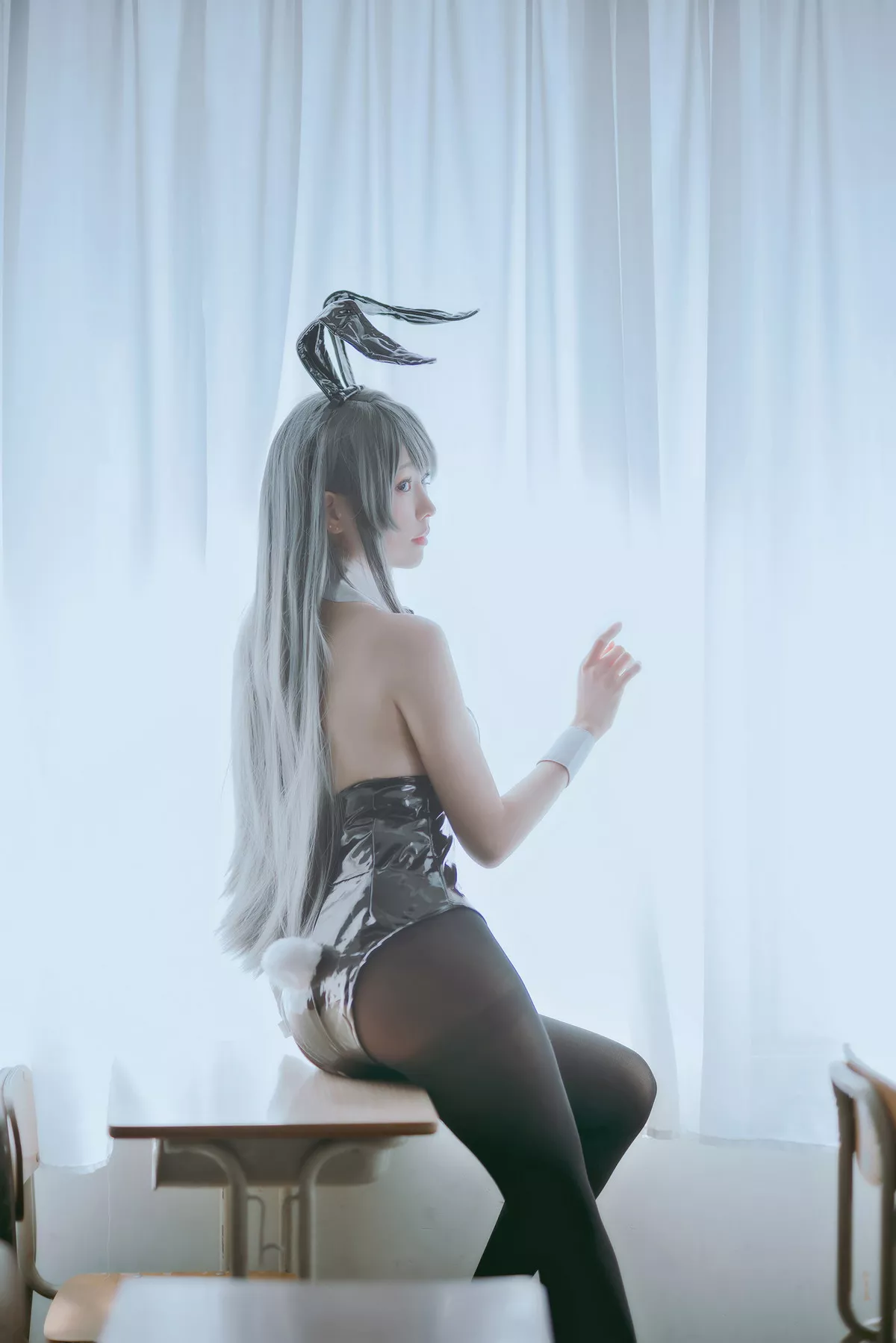 Coser妹子Ely_eee麻衣学姊主题性感兔女郎装扮超薄黑丝秀翘臀美腿诱惑写真50P