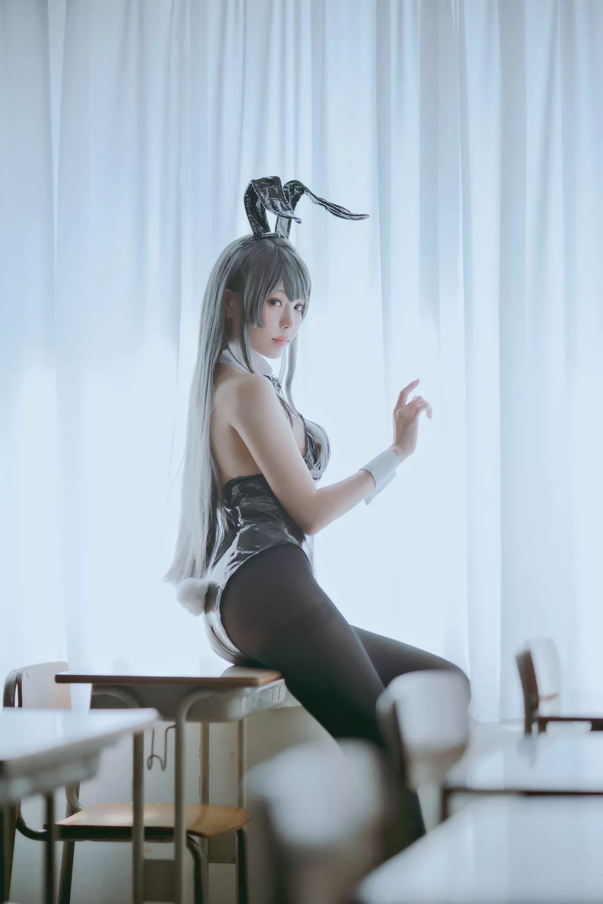 Coser妹子Ely_eee麻衣学姊主题性感兔女郎装扮超薄黑丝秀翘臀美腿诱惑写真50P
