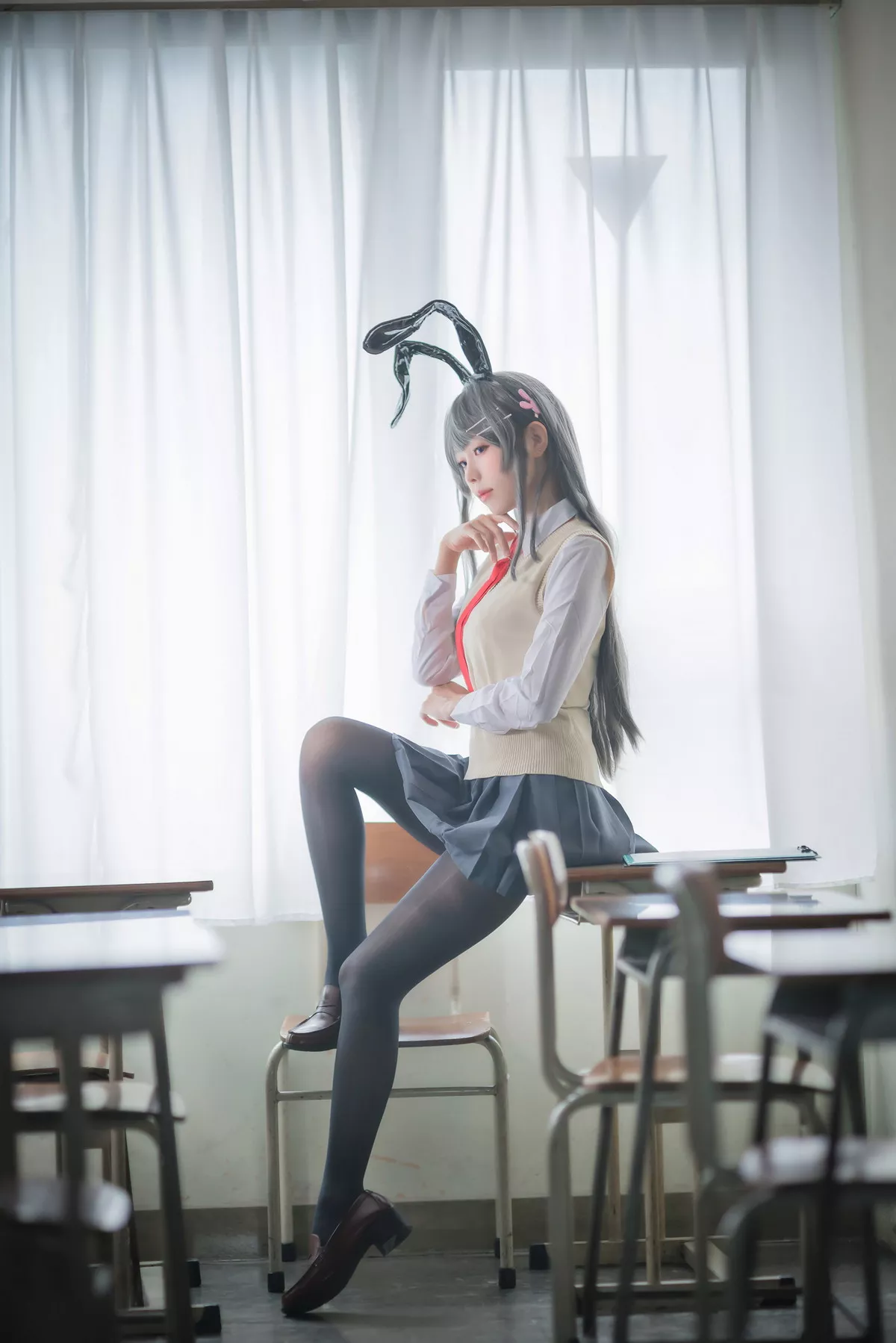 Coser妹子Ely_eee麻衣学姊主题性感兔女郎装扮超薄黑丝秀翘臀美腿诱惑写真50P