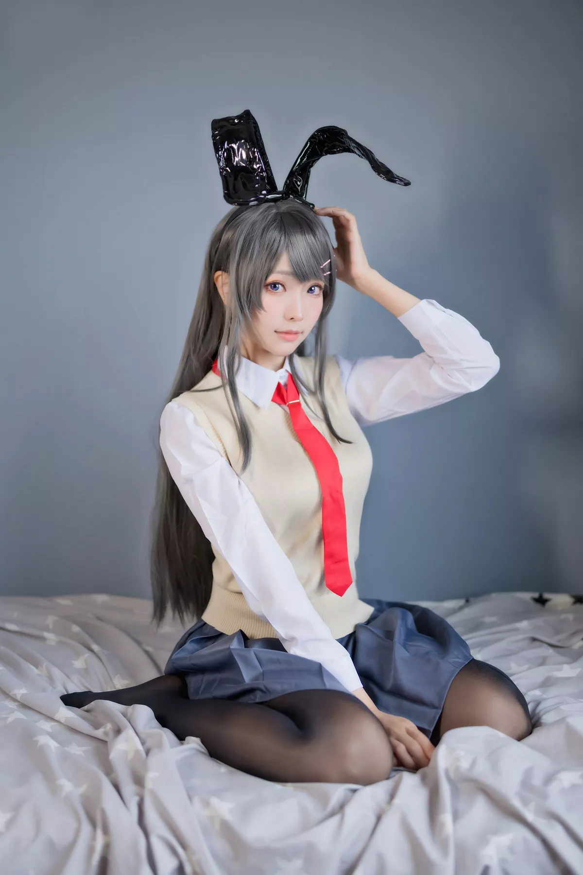 Coser妹子Ely_eee麻衣学姊主题性感兔女郎装扮超薄黑丝秀翘臀美腿诱惑写真50P