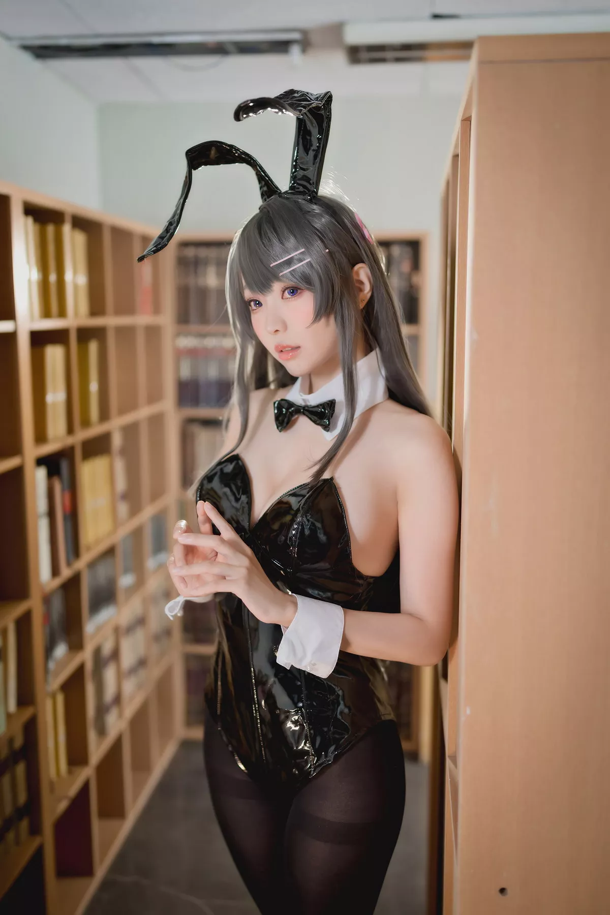 Coser妹子Ely_eee麻衣学姊主题性感兔女郎装扮超薄黑丝秀翘臀美腿诱惑写真50P
