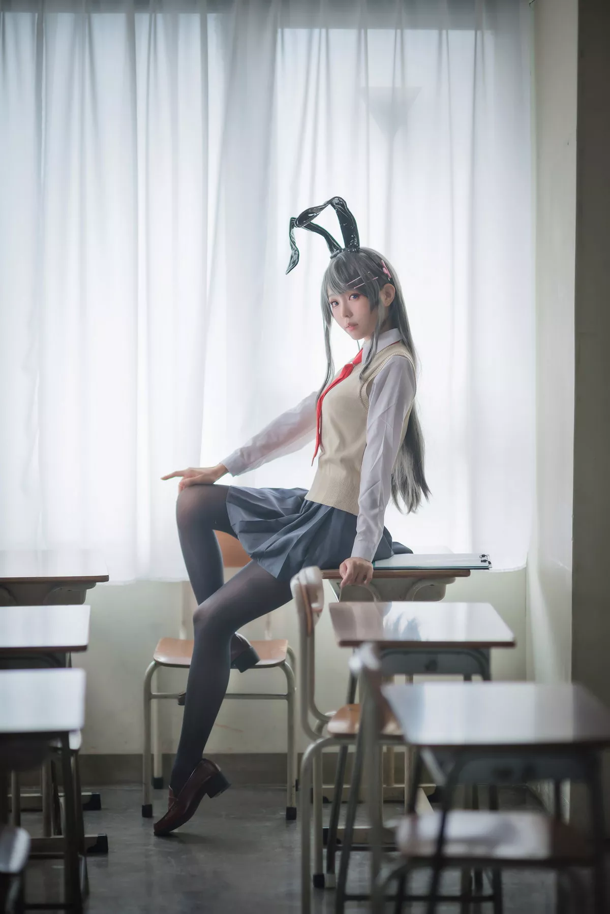 Coser妹子Ely_eee麻衣学姊主题性感兔女郎装扮超薄黑丝秀翘臀美腿诱惑写真50P