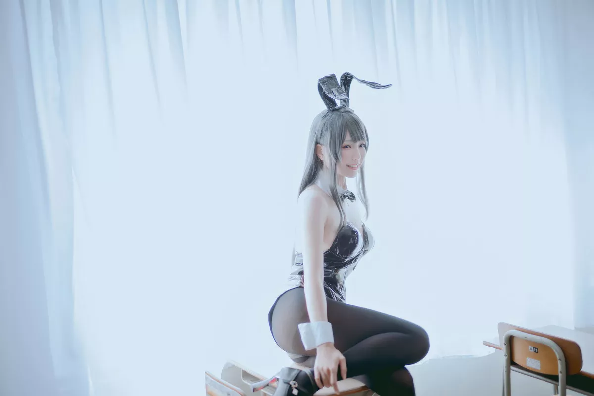 Coser妹子Ely_eee麻衣学姊主题性感兔女郎装扮超薄黑丝秀翘臀美腿诱惑写真50P