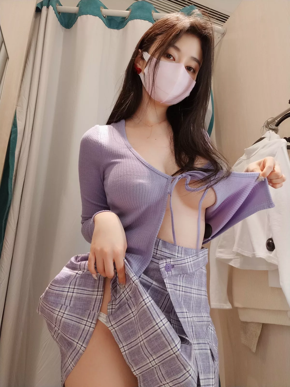 Coser小姐姐白银在更衣室主题性感针织上衣配JK短裙半脱秀豪乳翘臀诱惑写真45P
