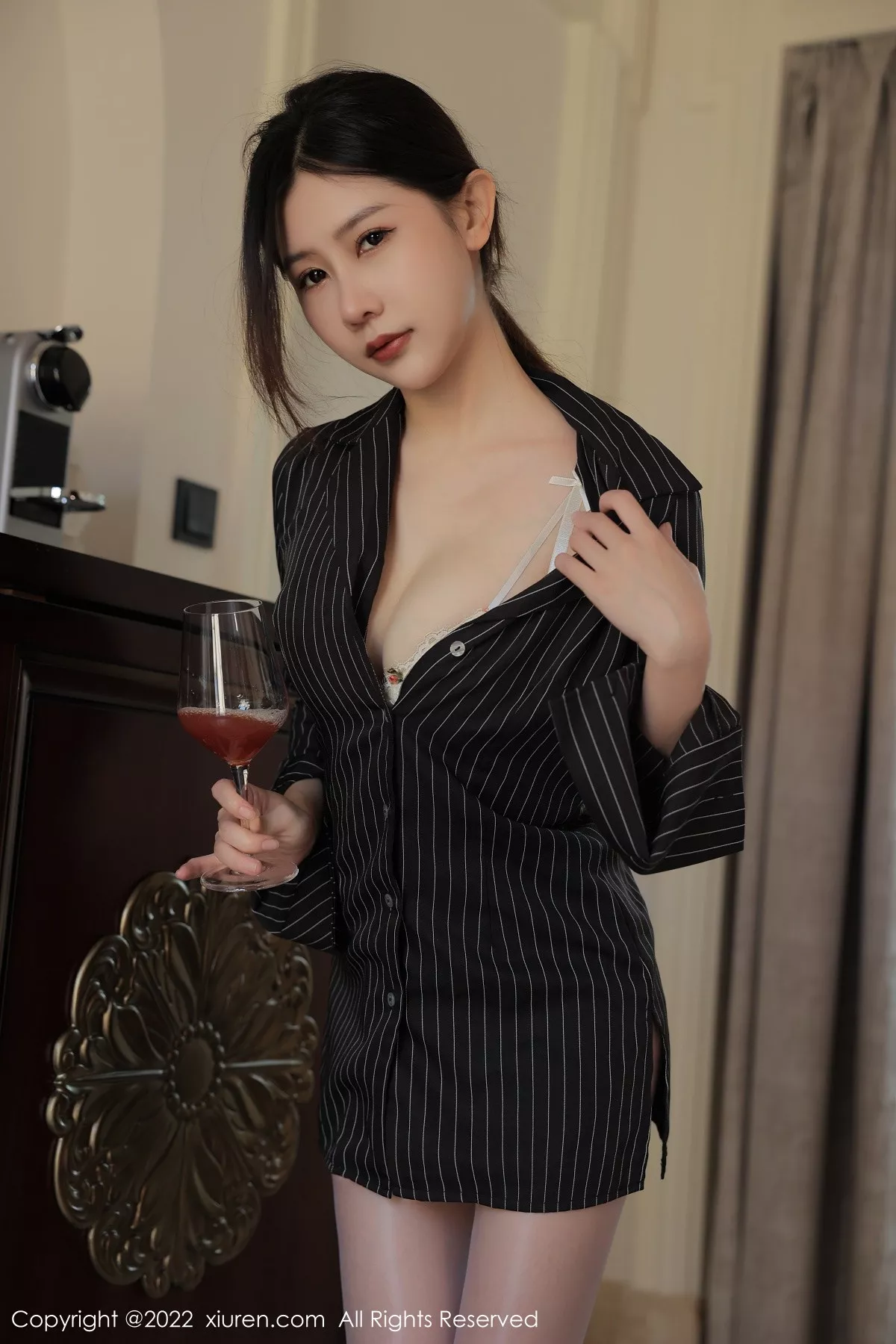 XiuRen第5828期_模特尹甜甜海南旅拍黑色T恤上衣配紫色丝袜露蕾丝内衣诱惑写真58P