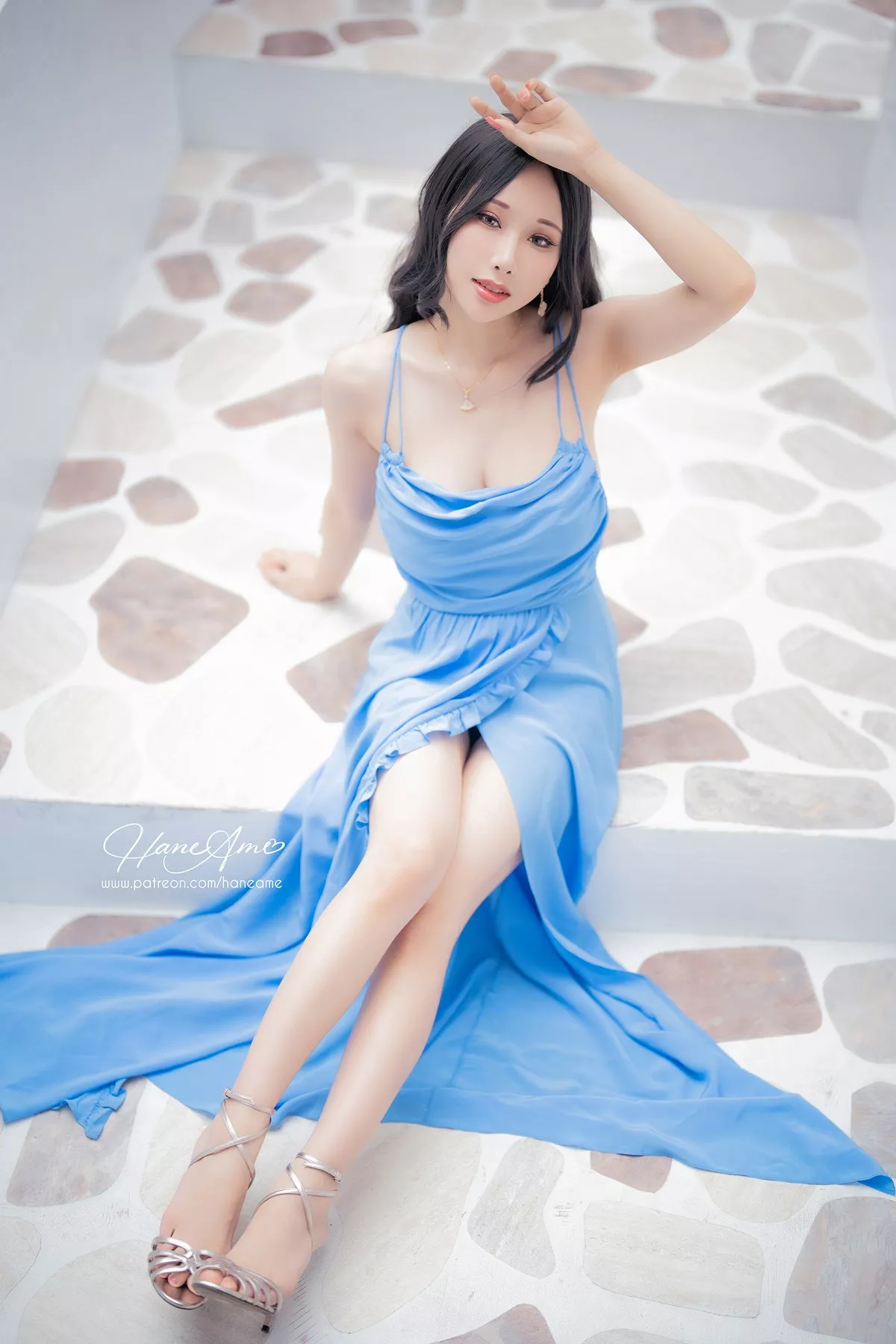Coser美女雨波_HaneAme爱琴海主题户外性感深蓝吊带长裙秀完美身材迷人写真39P