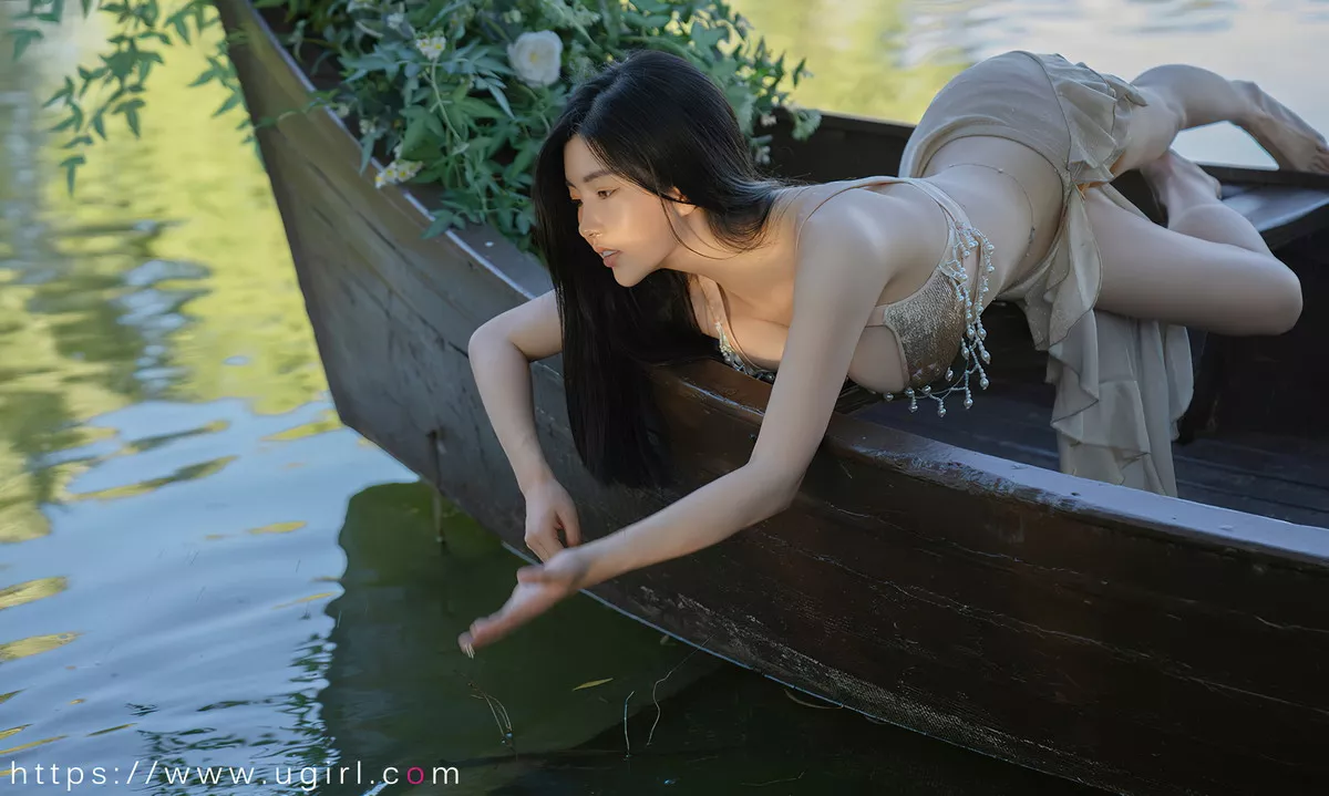 [Ugirls爱尤物]No.2415_模特娜露户外船上性感内衣配薄纱裙秀丰满身材迷人诱惑写真35P