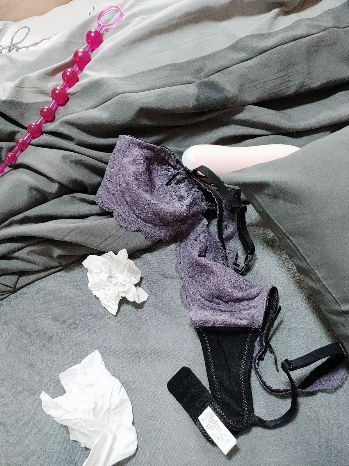 网络美女rioko凉凉子睡着了主题私房床上性感灰色蕾丝内衣秀惹火身材诱惑写真45P
