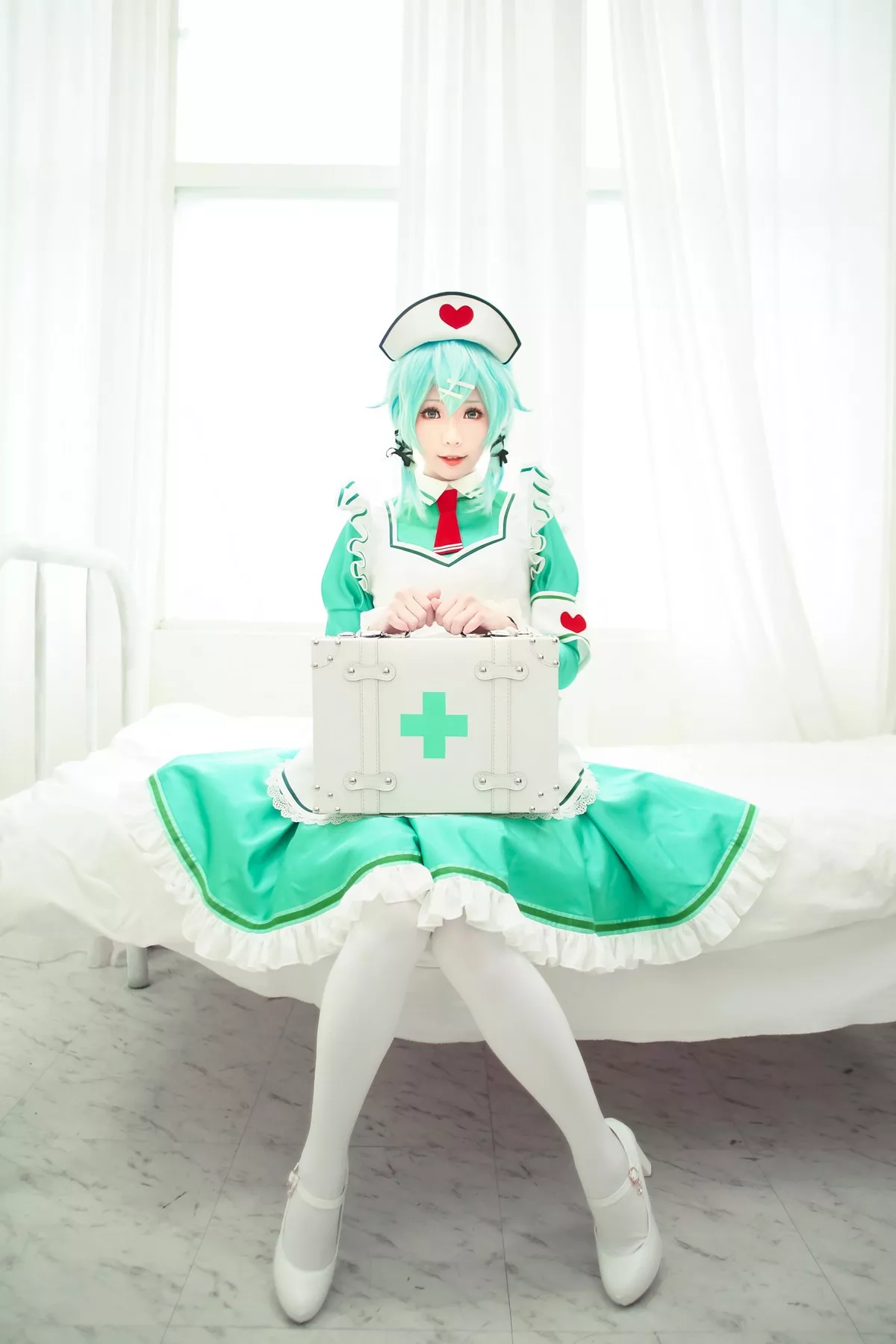 Coser妹子Ely_eee诗乃护士主题私房性感绿色护士装秀完美身材迷人诱惑写真32P