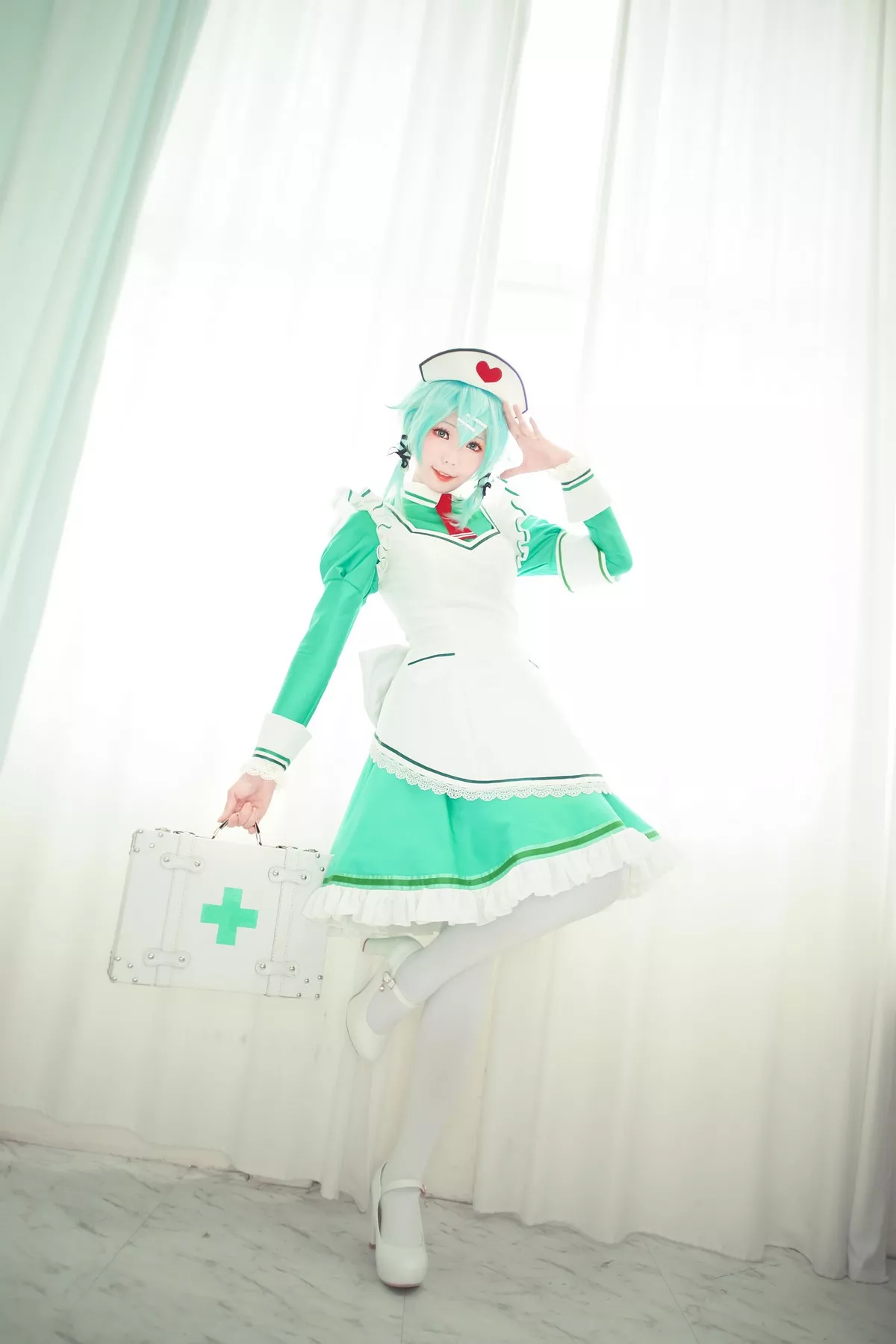 Coser妹子Ely_eee诗乃护士主题私房性感绿色护士装秀完美身材迷人诱惑写真32P