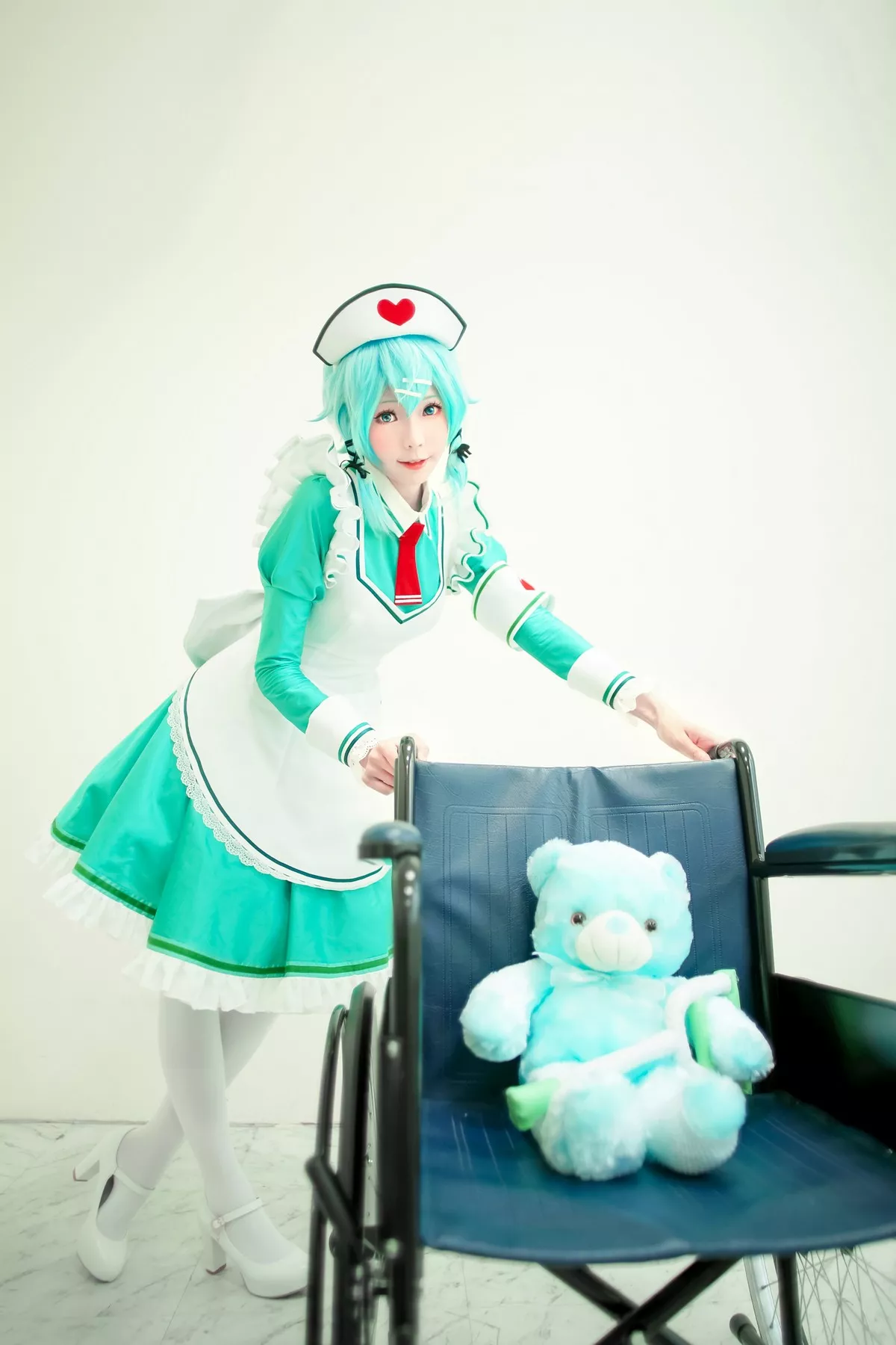 Coser妹子Ely_eee诗乃护士主题私房性感绿色护士装秀完美身材迷人诱惑写真32P