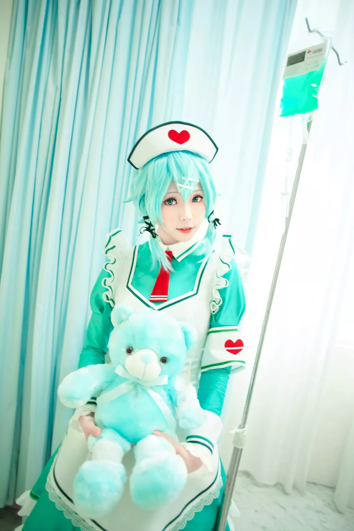 Coser妹子Ely_eee诗乃护士主题私房性感绿色护士装秀完美身材迷人诱惑写真32P