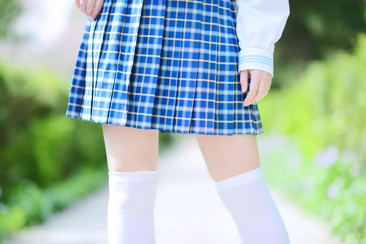 微博妹子Fushii_海堂樱花树下主题户外白衬衫配格子短裙白丝袜秀美腿性感写真41P
