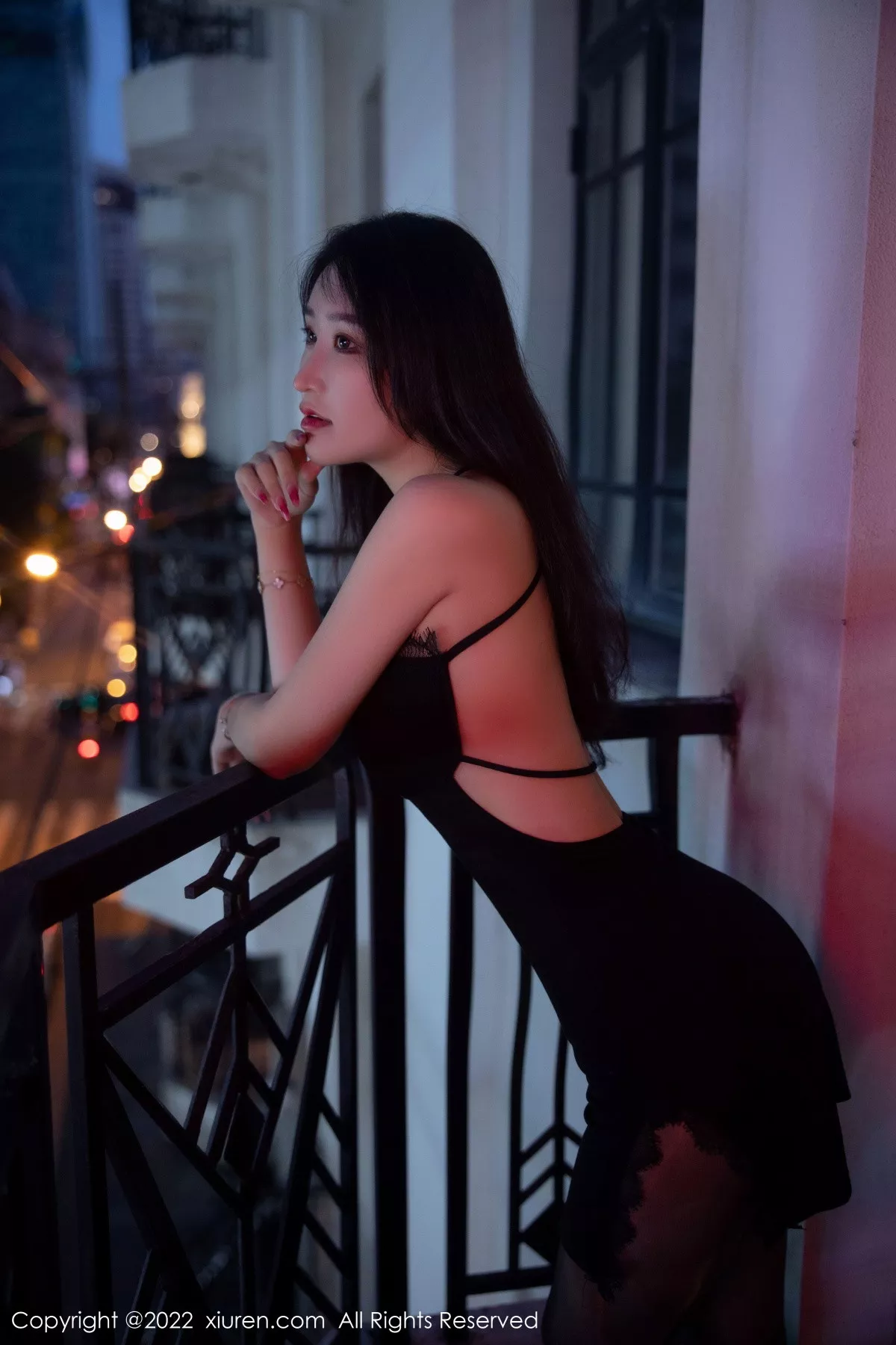 XiuRen第5833期_新人模特司柠性感黑色吊带短裙配超薄无内黑丝秀翘臀诱惑写真63P