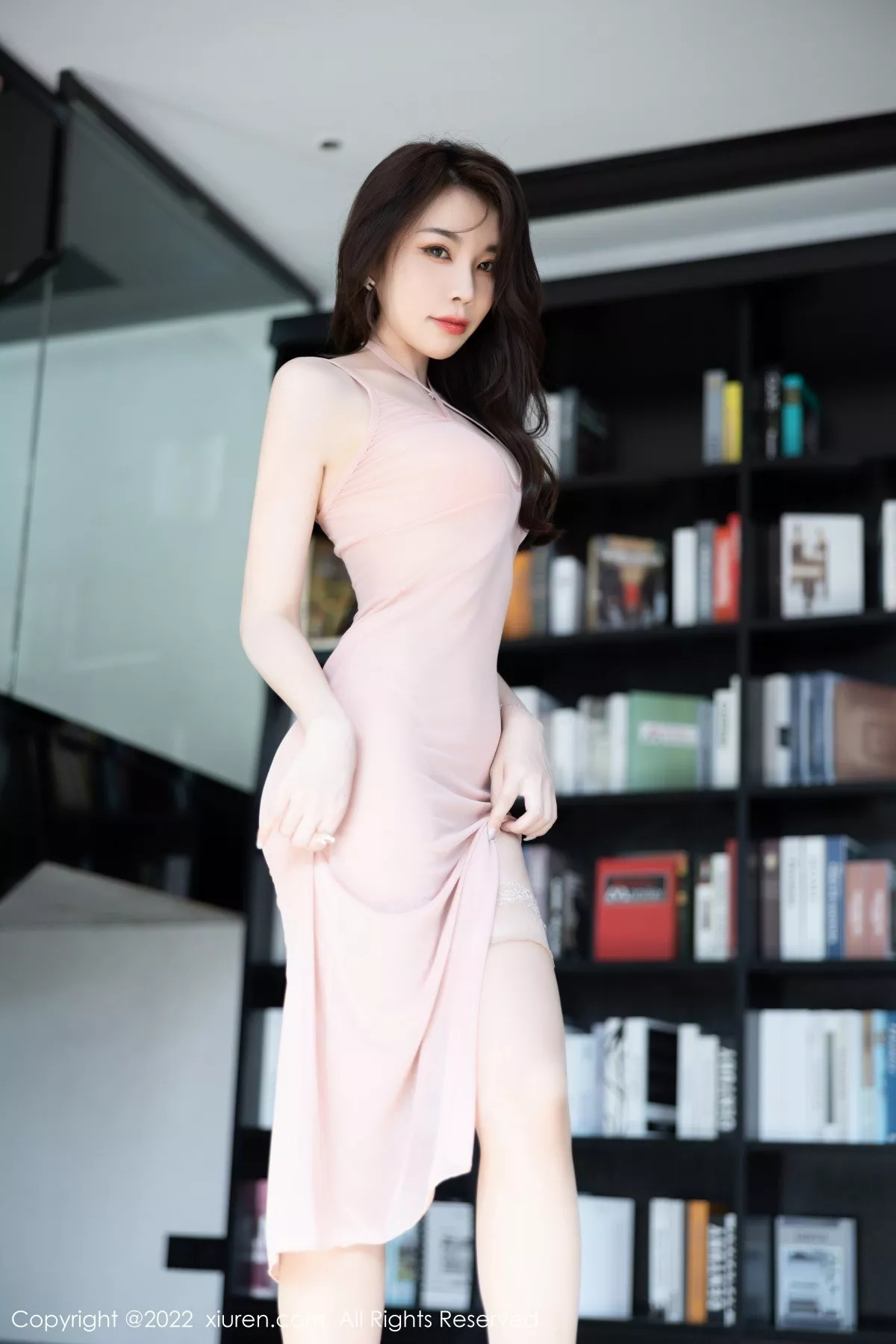 XiuRen第5839期_女神徐莉芝Booty性感粉灰色露肩连衣裙配超薄肉丝迷人诱惑写真86P