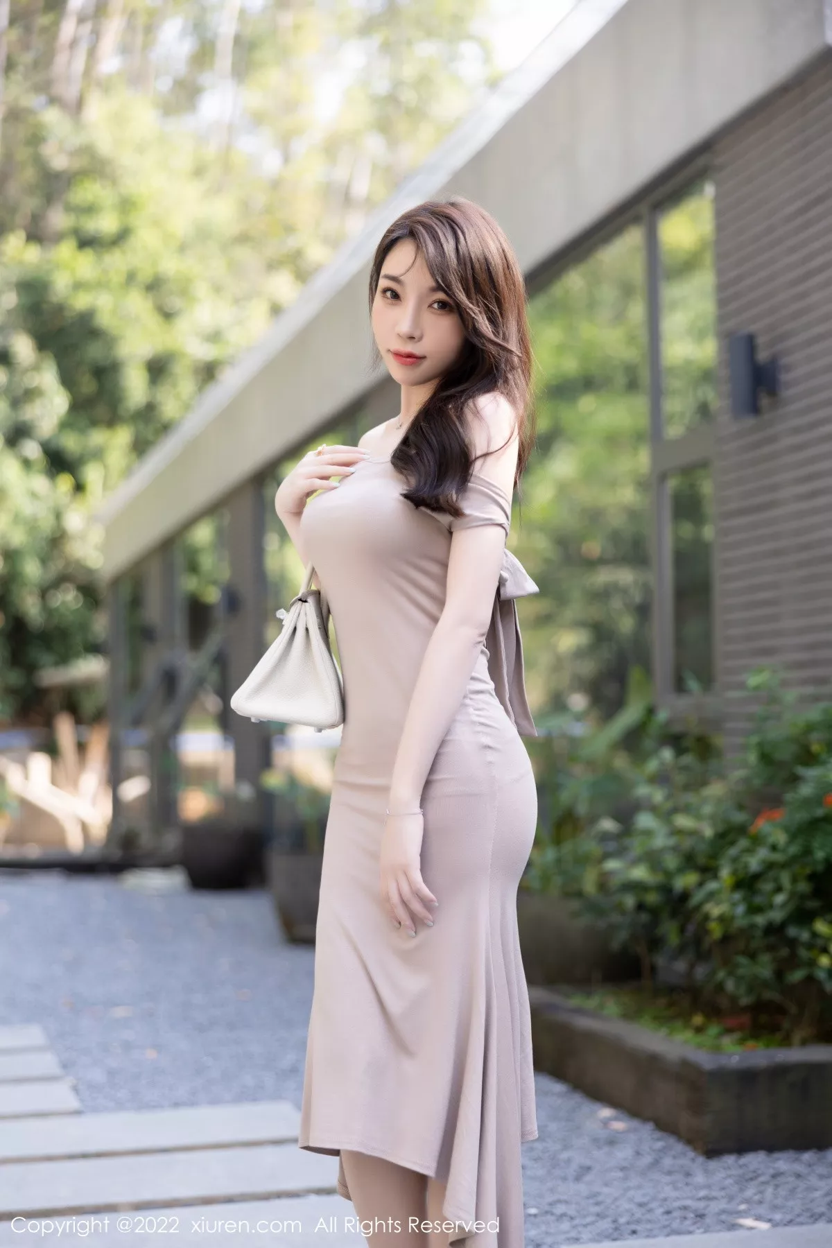 XiuRen第5839期_女神徐莉芝Booty性感粉灰色露肩连衣裙配超薄肉丝迷人诱惑写真86P