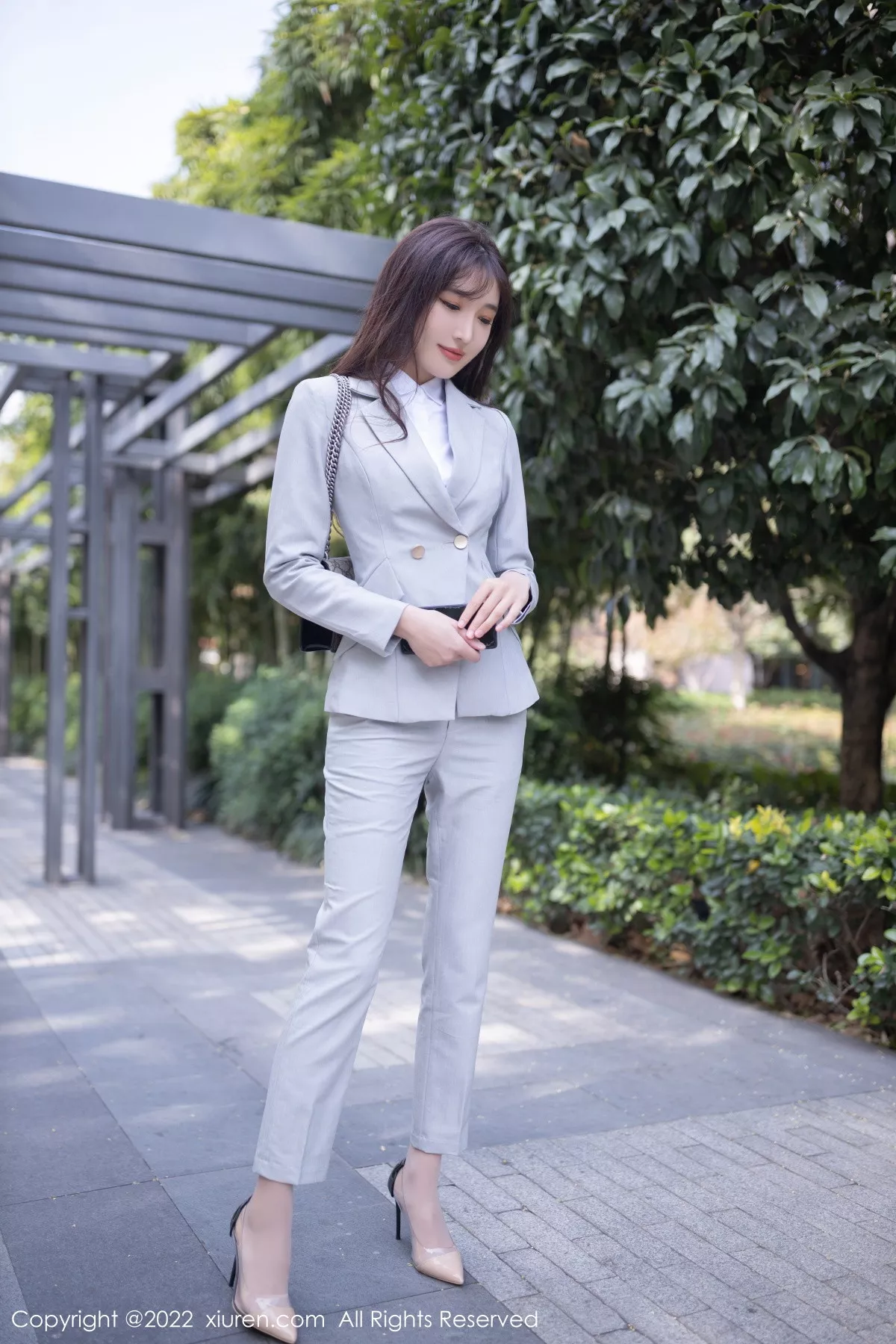 XiuRen第5840期_模特陆萱萱北京旅拍催眠主题脱灰色制服露红色蕾丝内衣诱惑写真80P