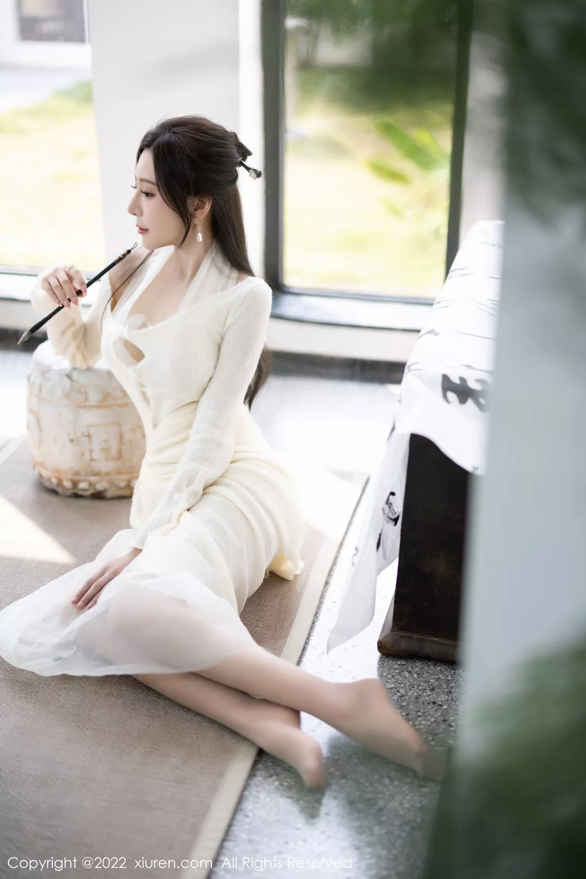XiuRen第5846期_女神王馨瑶yanni性感白色连衣裙配超薄肉丝秀翘臀美腿诱惑写真87P